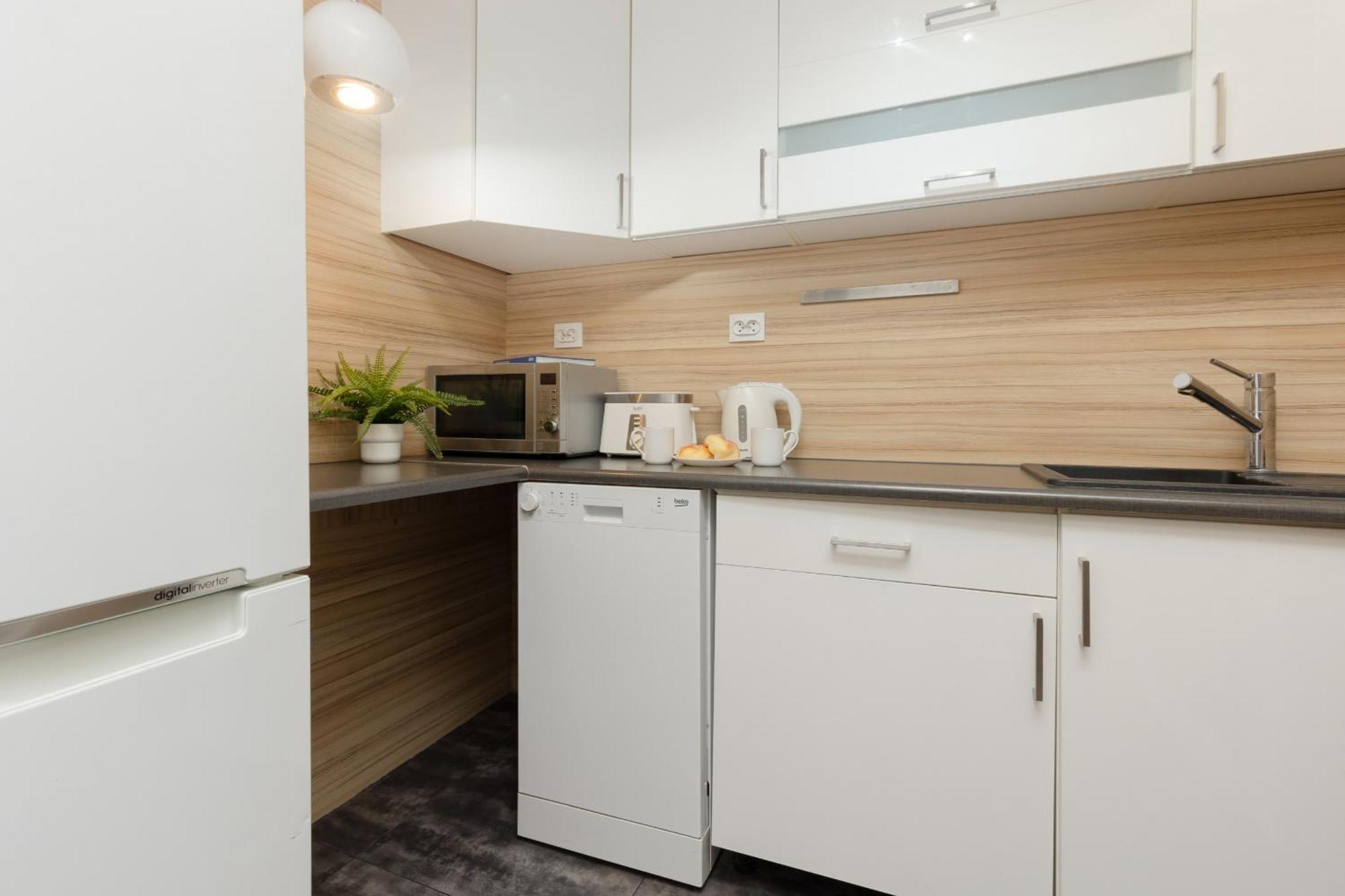 Comfort & Style Center By Renters