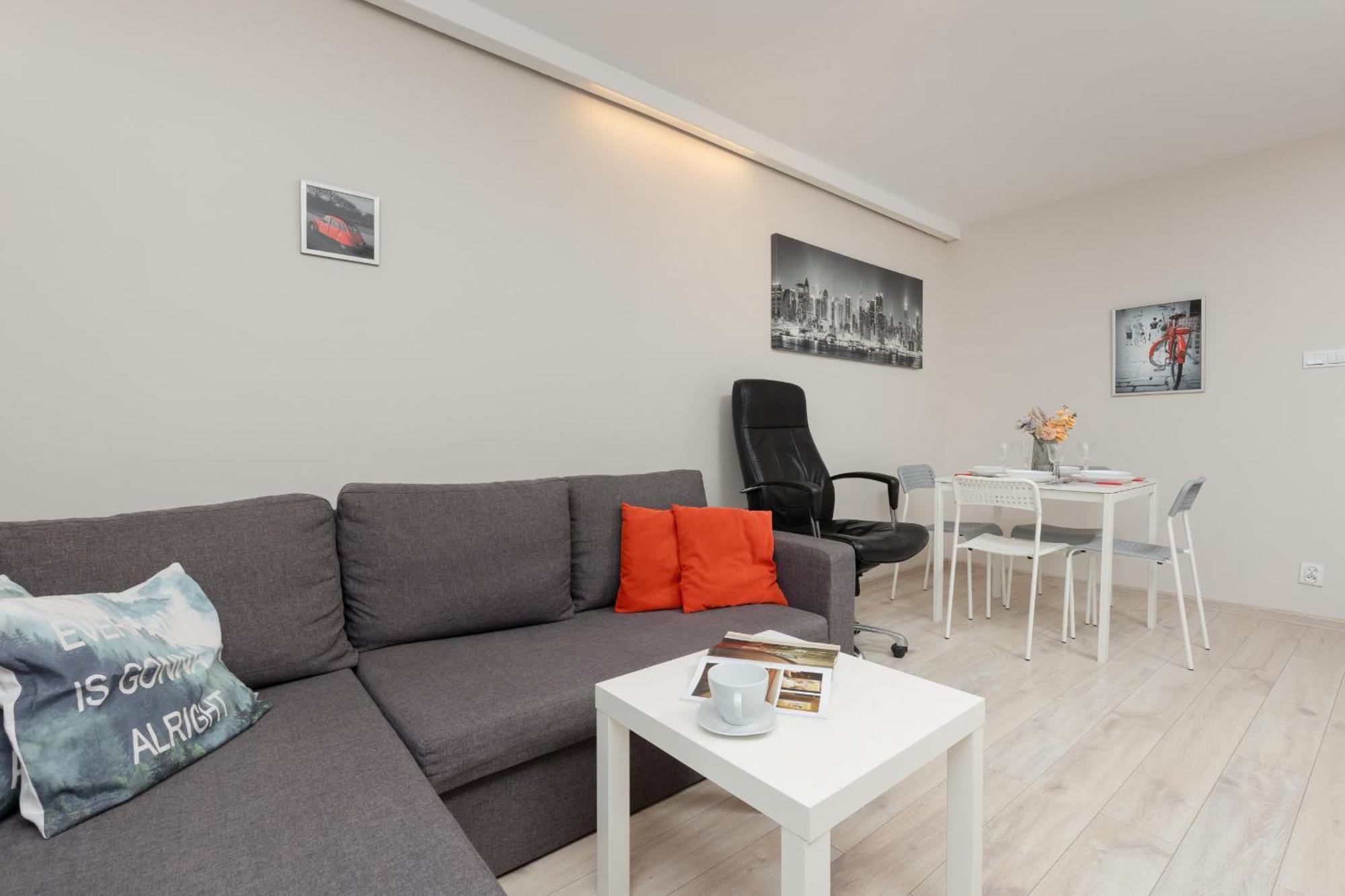 Comfort & Style Center By Renters Apartment *