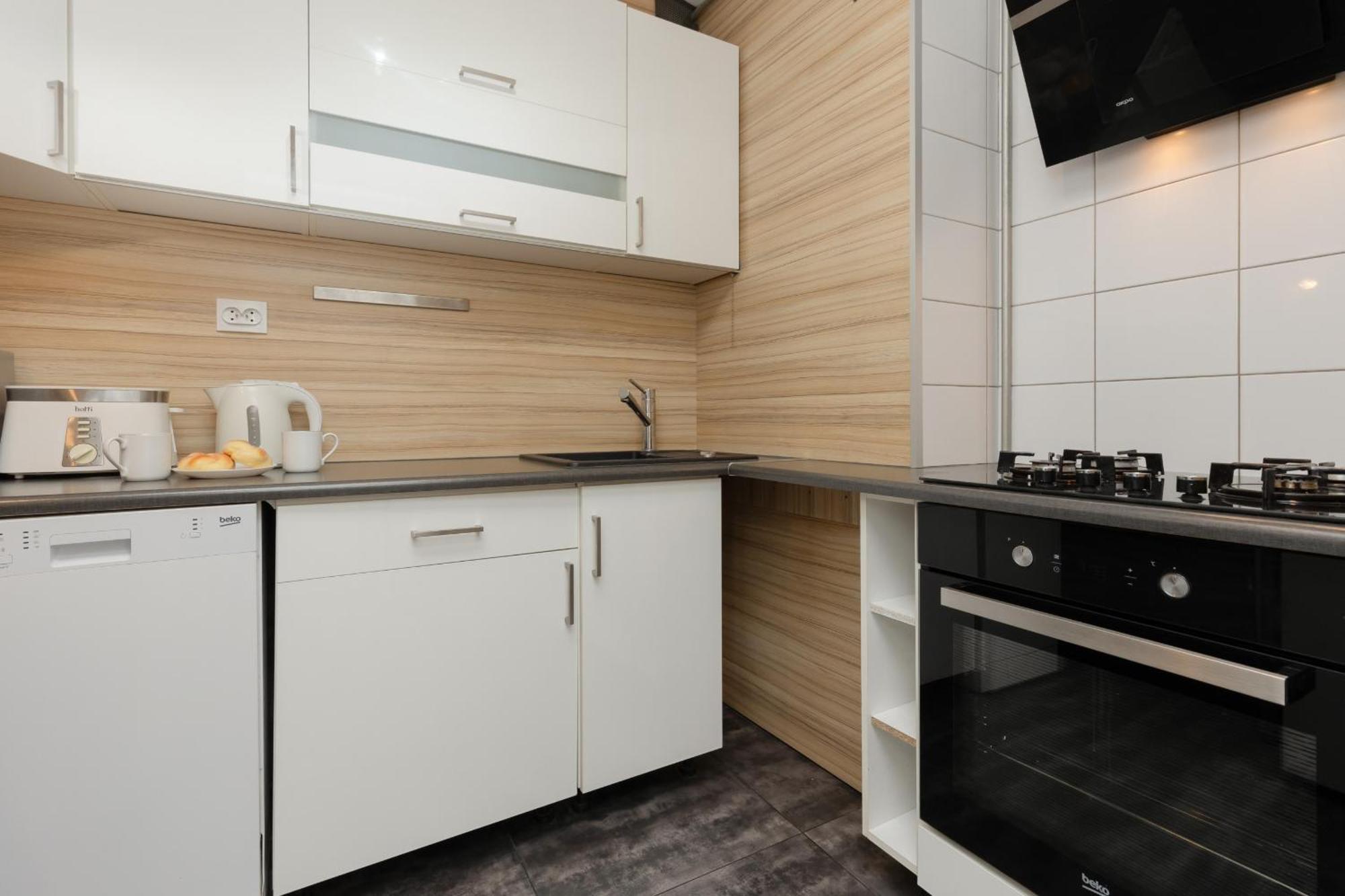 Comfort & Style Center By Renters Apartment *
