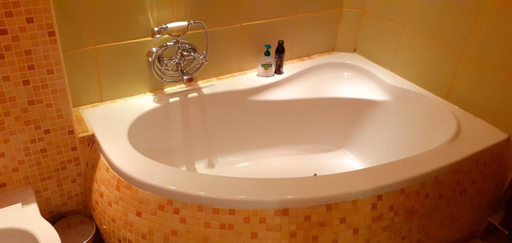 Artistic Haven: Cozy Two-room With Smart Entertainment Apartamento
