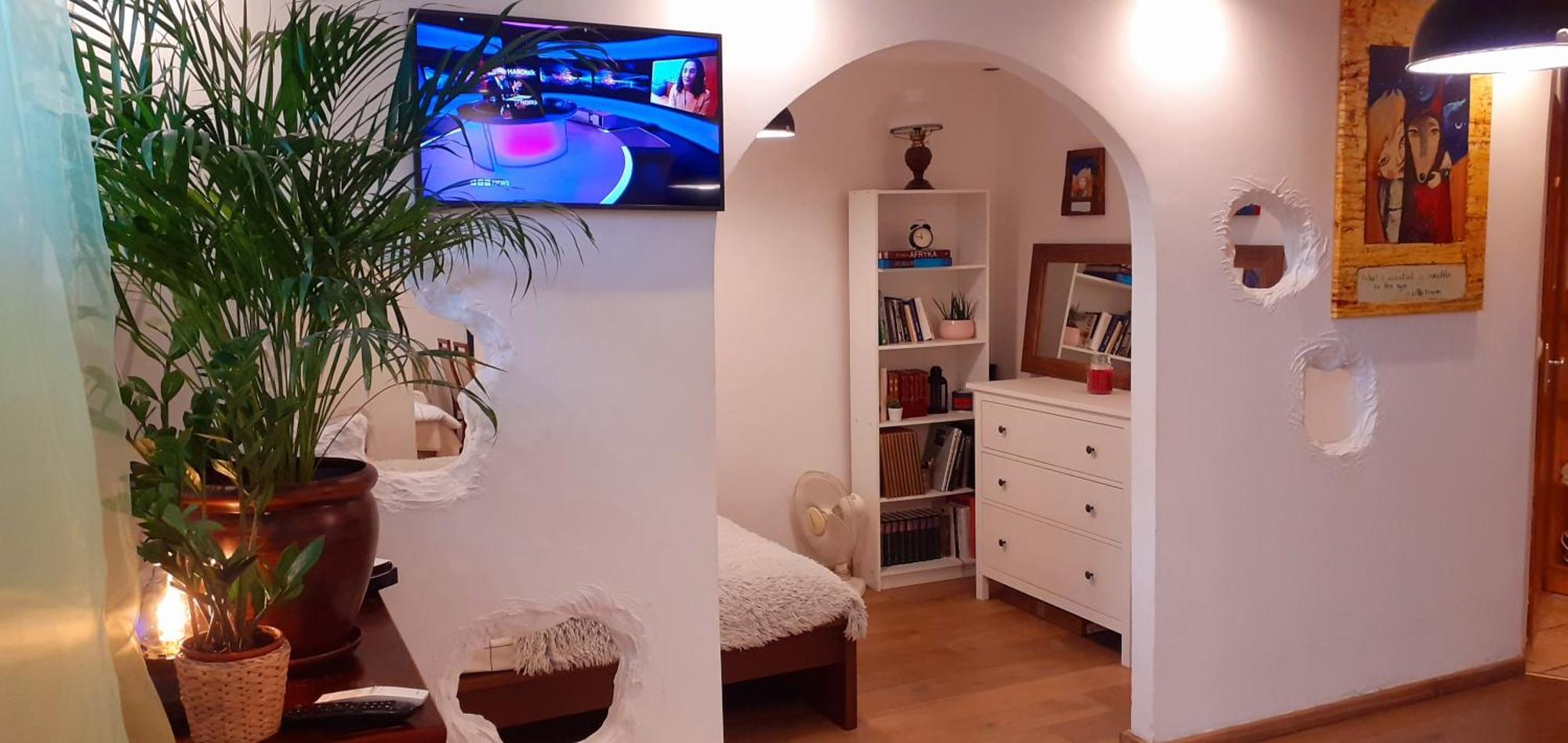 Artistic Haven: Cozy Two-room With Smart Entertainment *