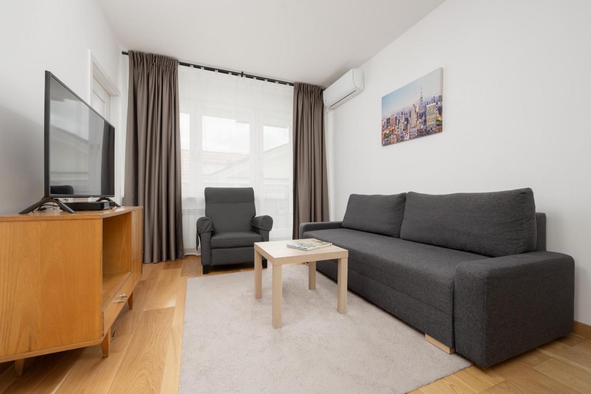 Charming For 4 People Located 650 M From The Old Town Of By Renters Warsaw