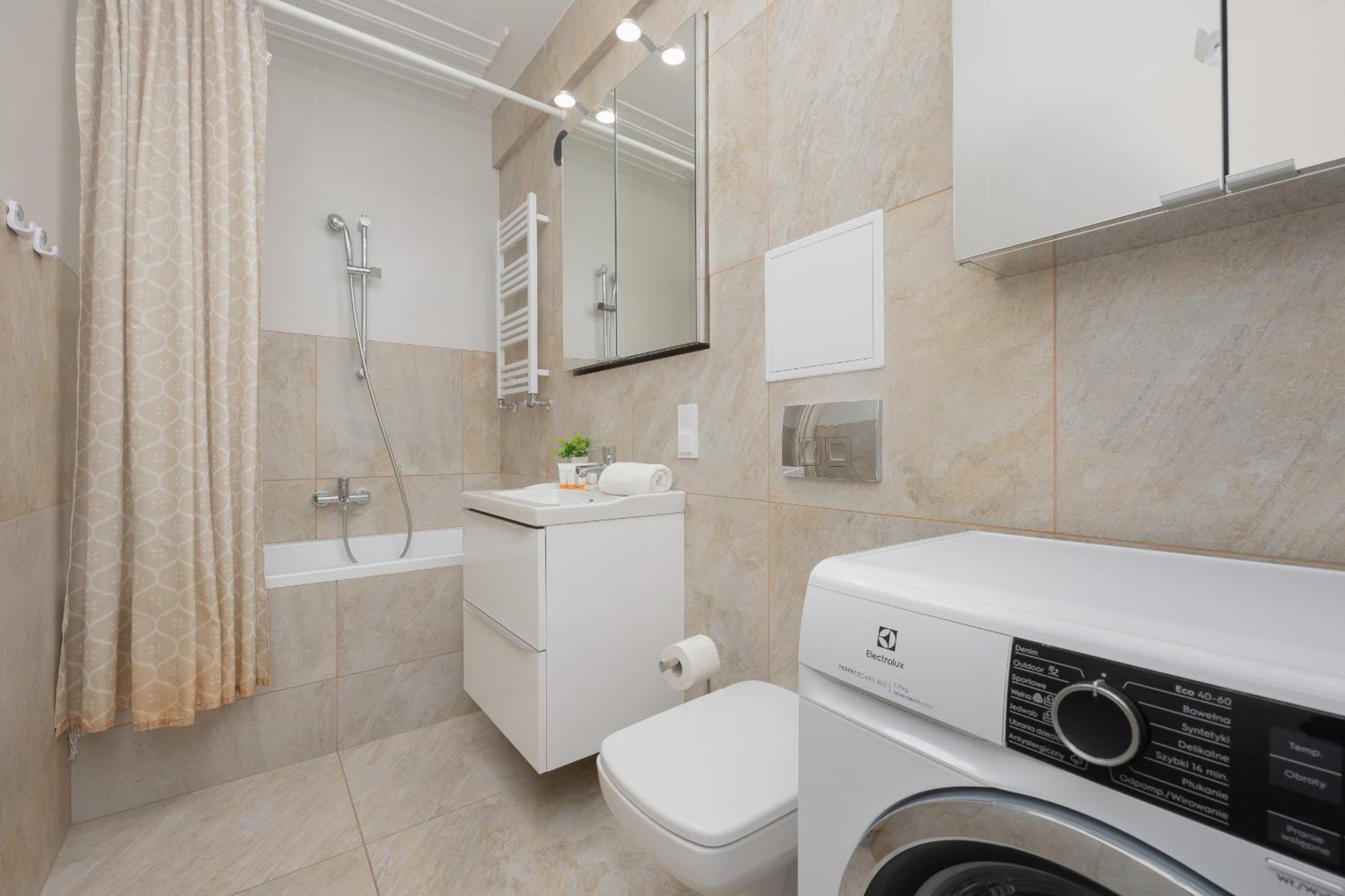 Charming For 4 People Located 650 M From The Old Town Of By Renters Warsaw