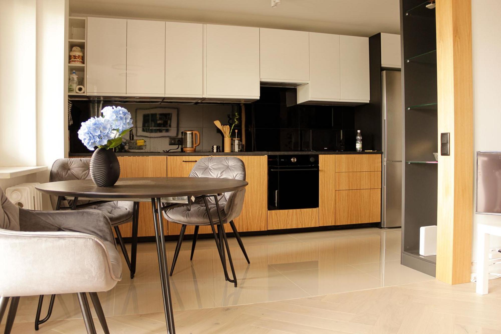 Apartment Luxurious, Spacious, Modern Gem. Great Location !