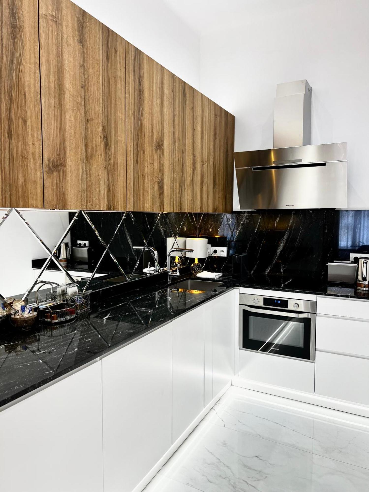 Mondrian Luxury Suites & Apartments Old Town Aparthotel Warsaw
