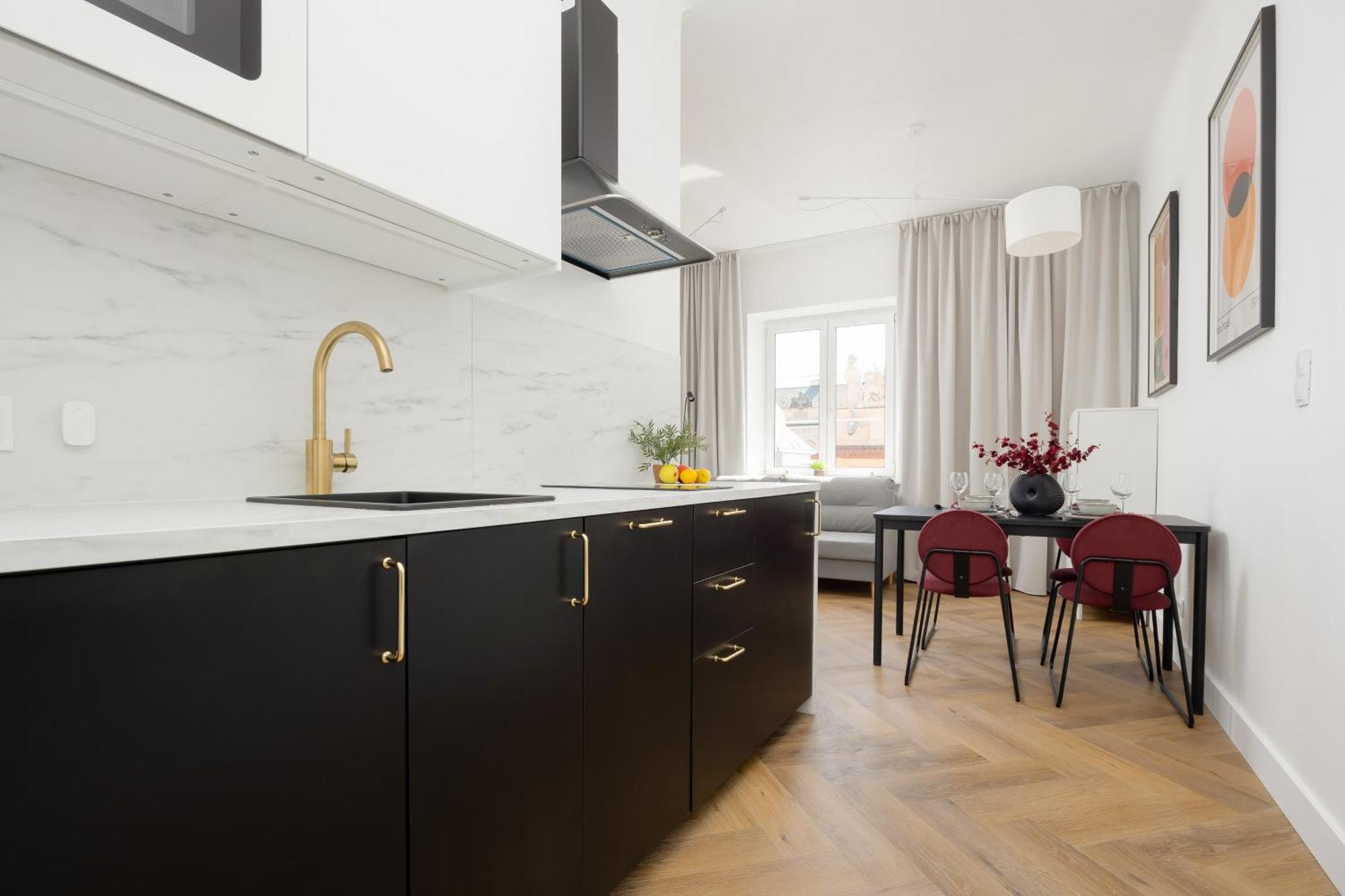Heart Of The Old Town Royal By Renters Apartment *