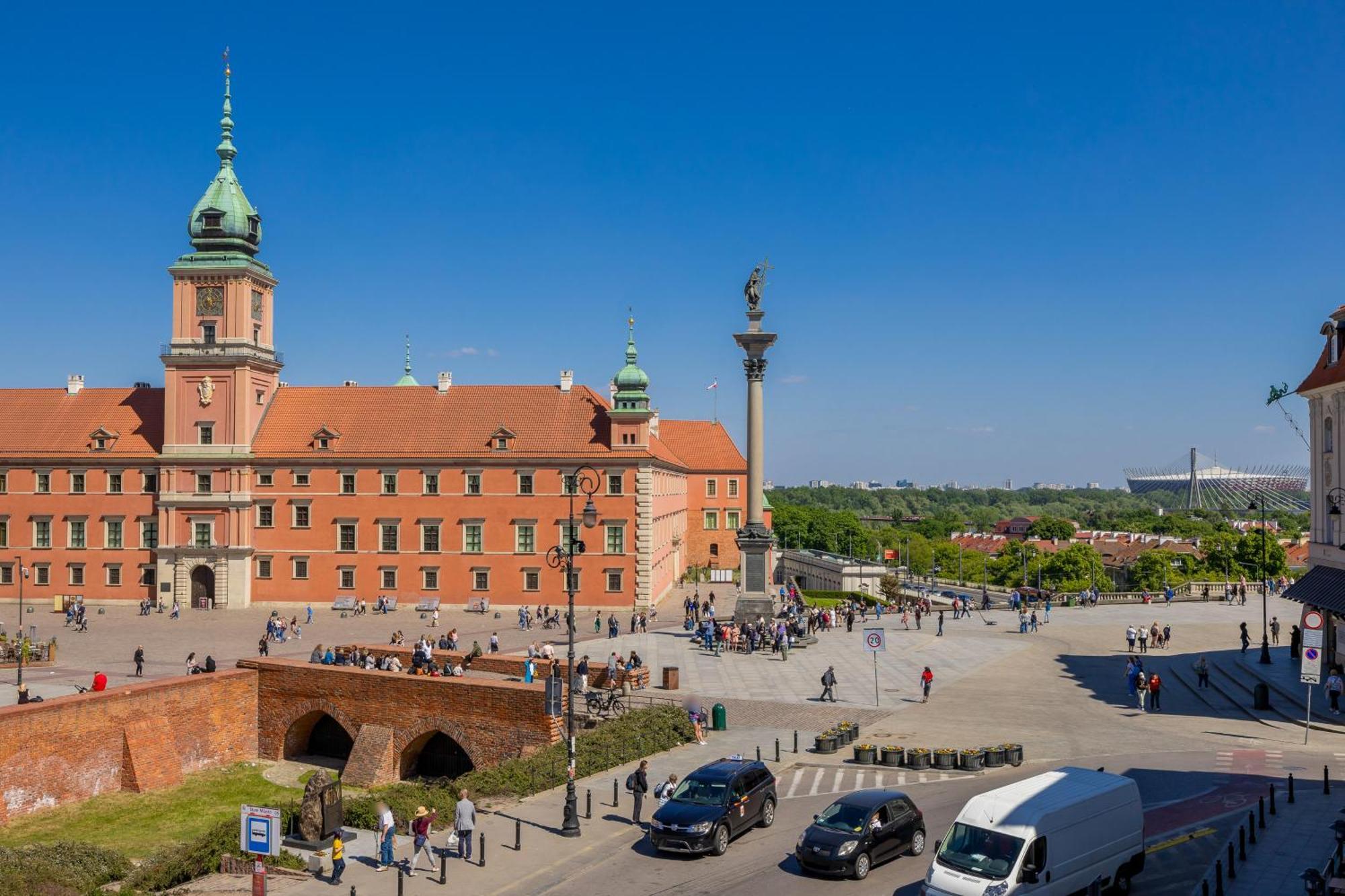 Heart Of The Old Town Royal By Renters Apartment