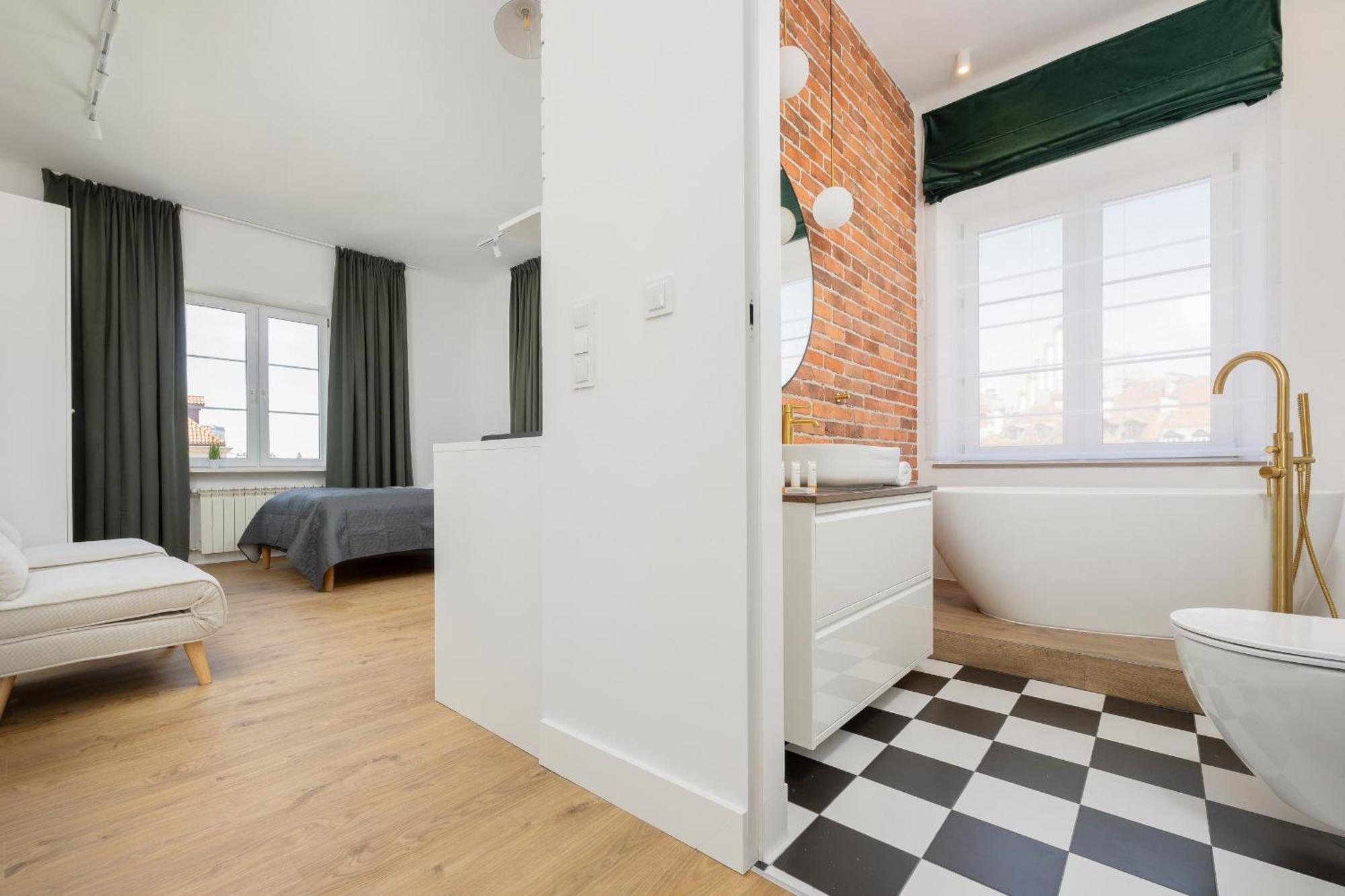 Heart Of The Old Town Royal By Renters