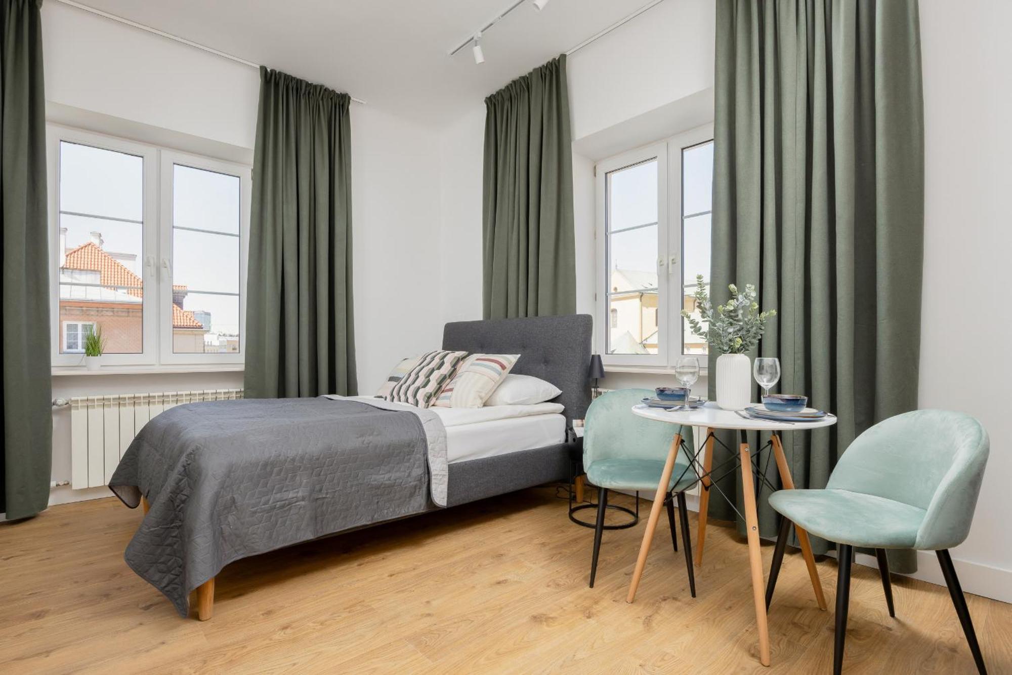 Heart Of The Old Town Royal By Renters Apartment