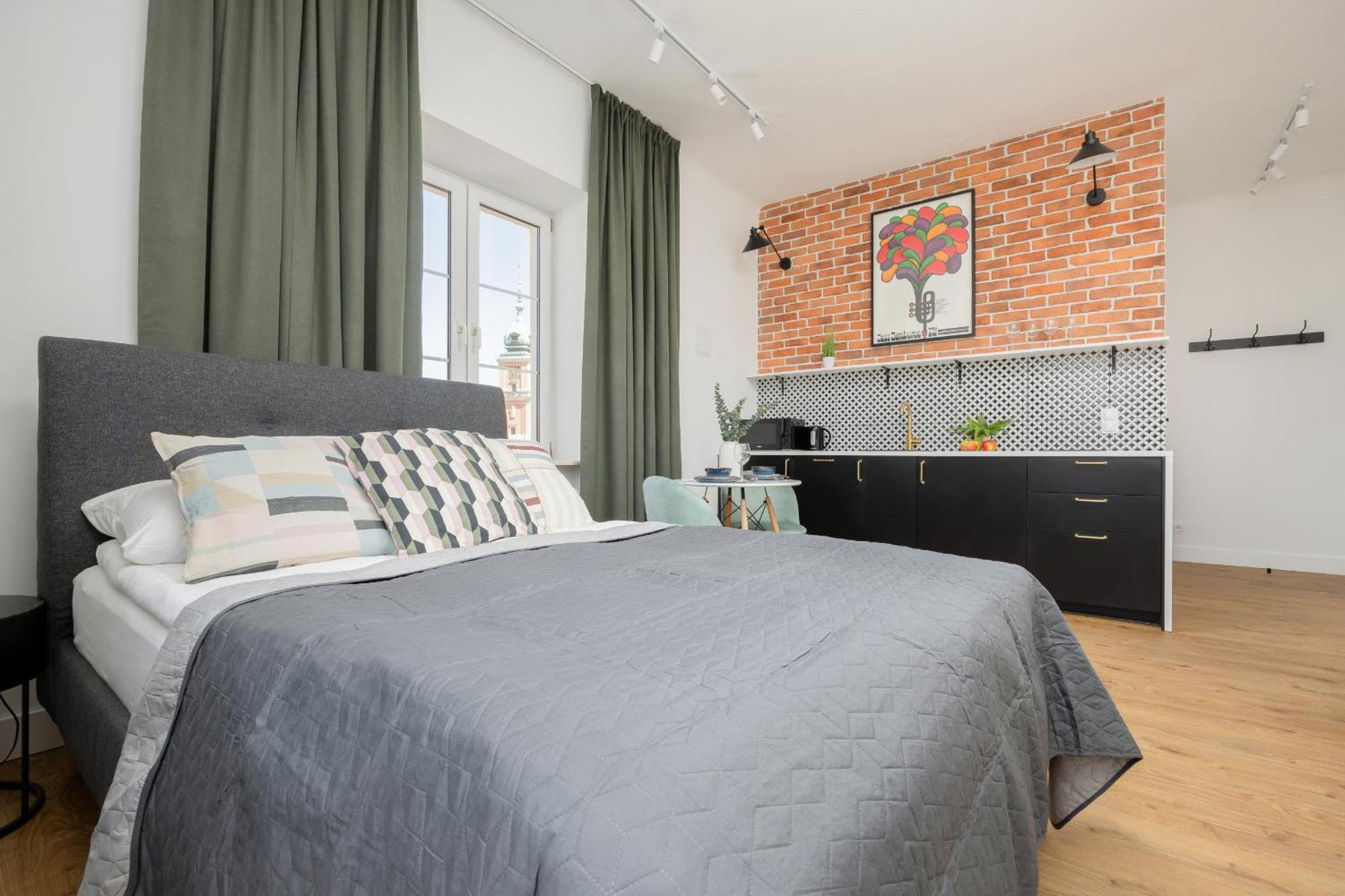 Heart Of The Old Town Royal By Renters Apartment *