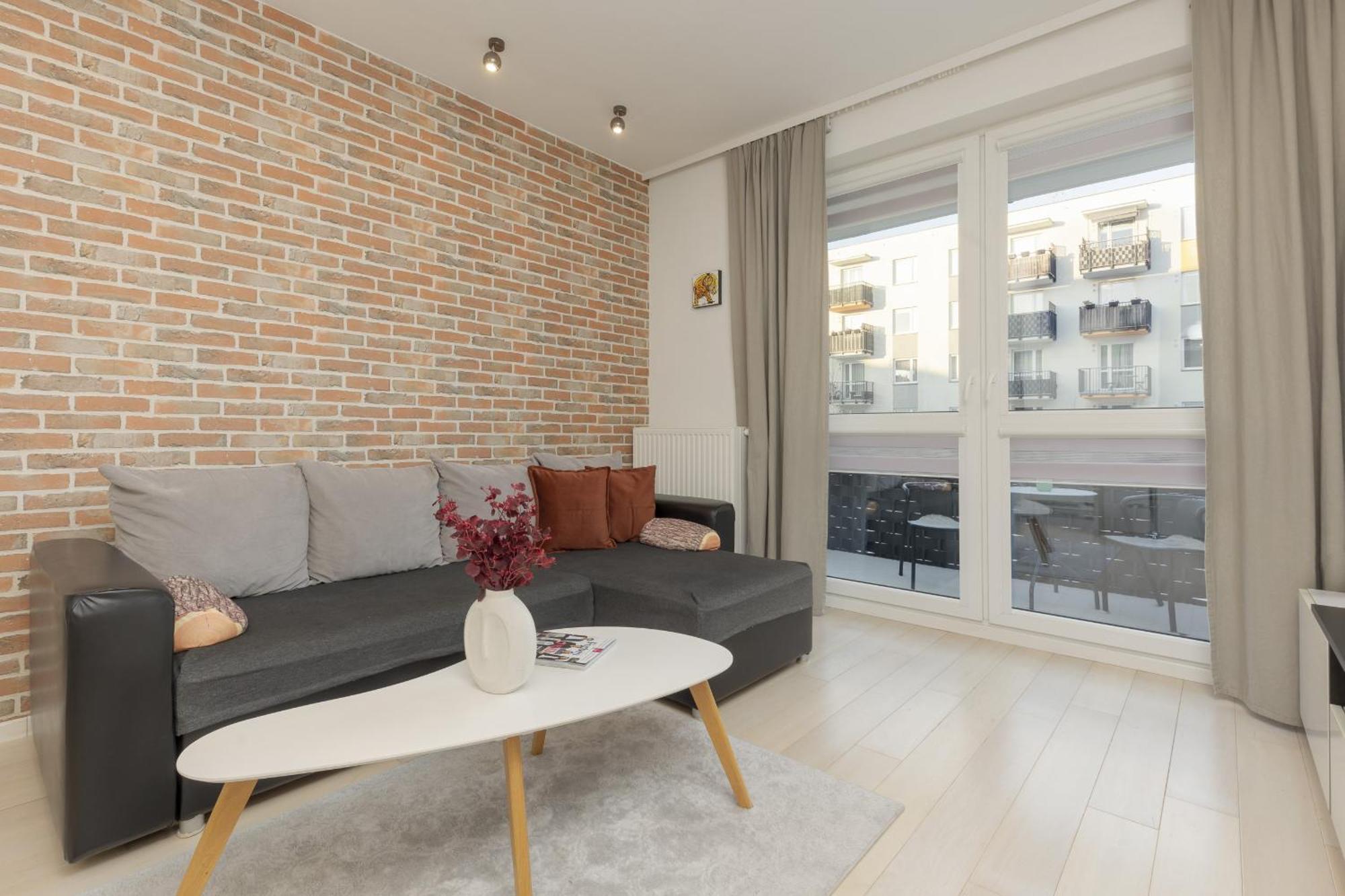 Apartament Subtle Colors In With Furnished Balcony By Renters