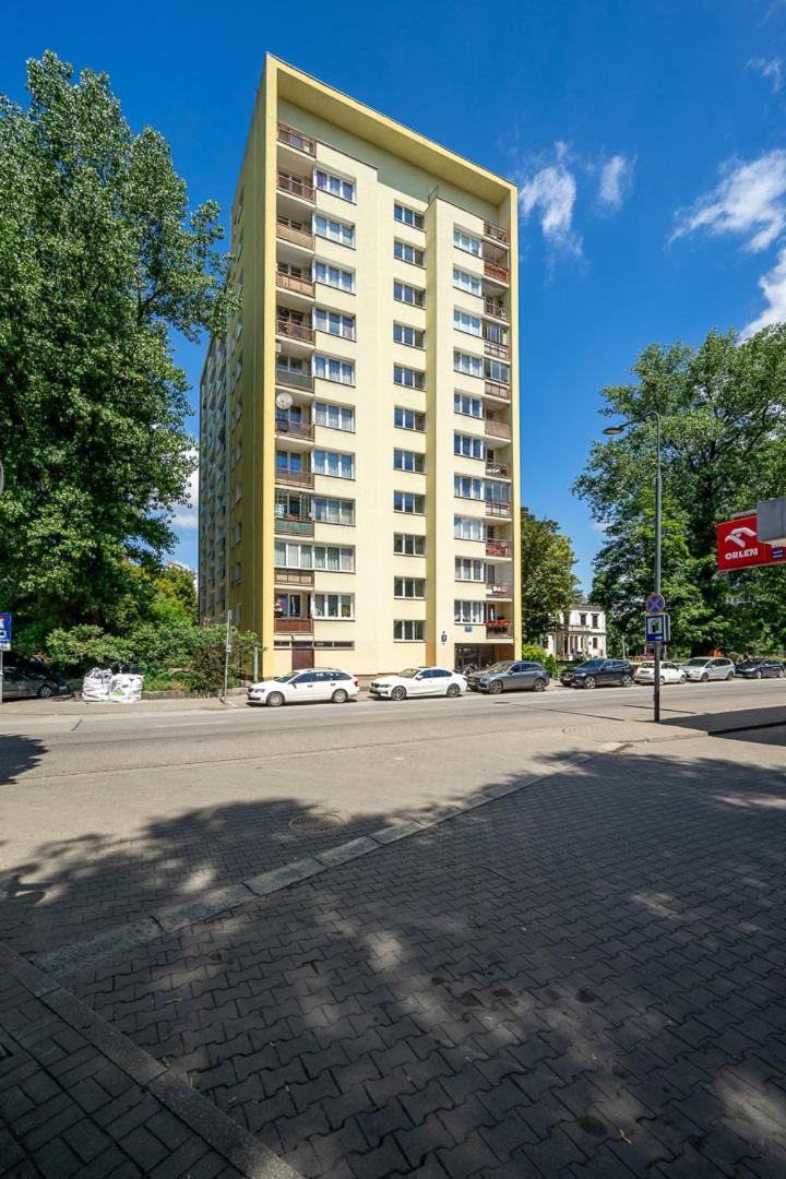 Apartament - 9th Floor, Balcony, Tram&bus - By Rentujemy