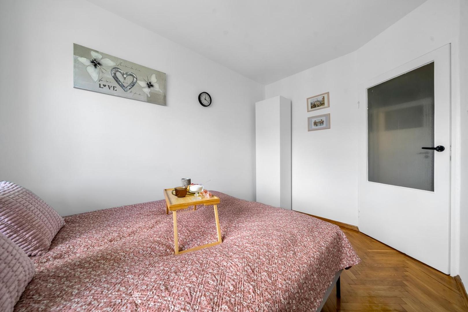 Apartament - 9th Floor, Balcony, Tram&bus - By Rentujemy