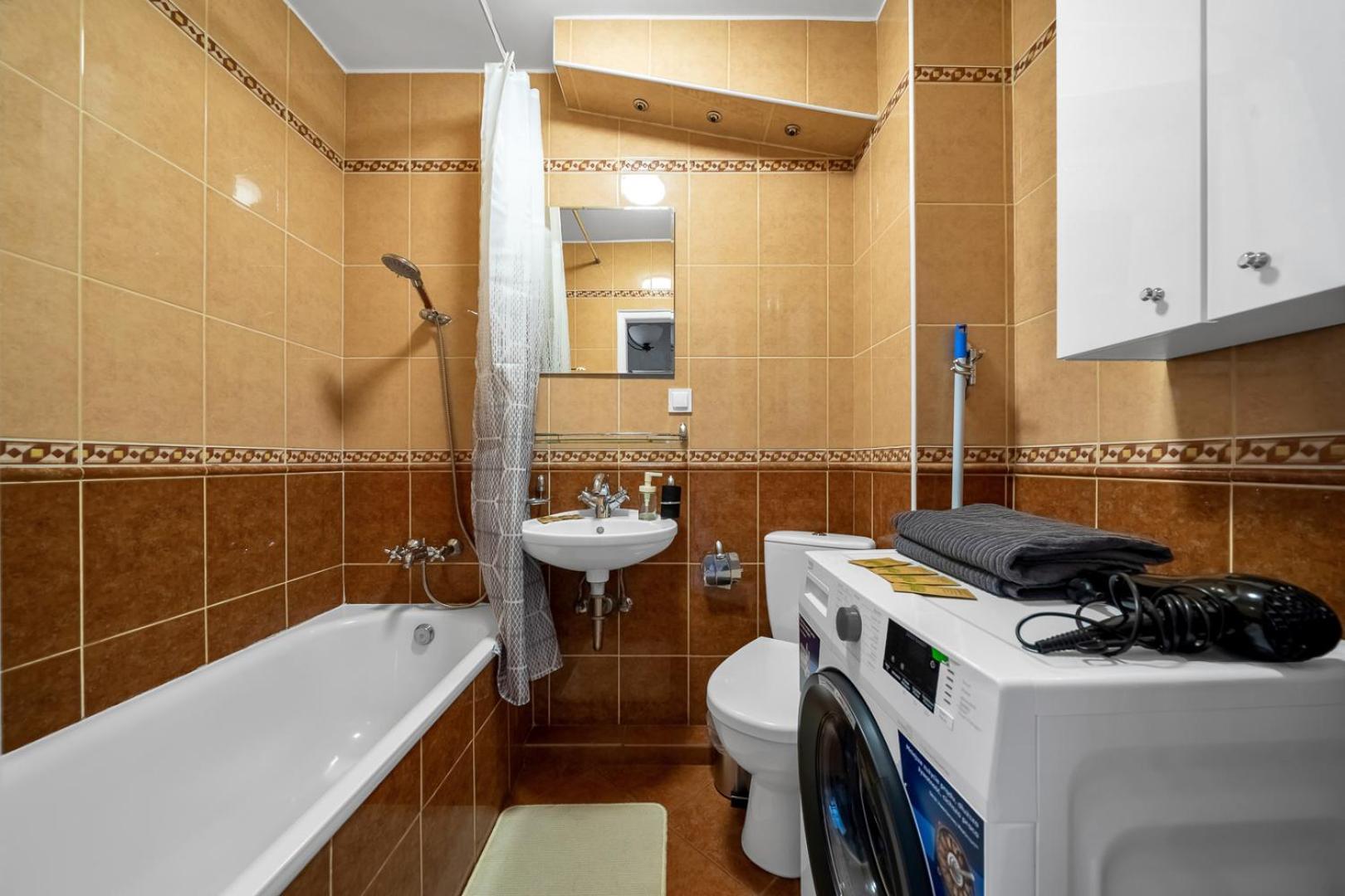 Apartament - 9th Floor, Balcony, Tram&bus - By Rentujemy *