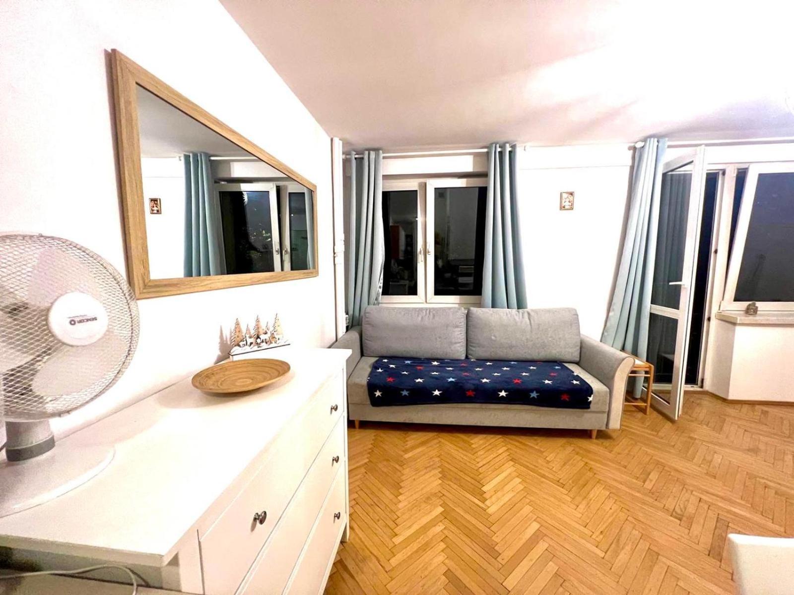 Apartment Entire Studio In Centrum Warsaw