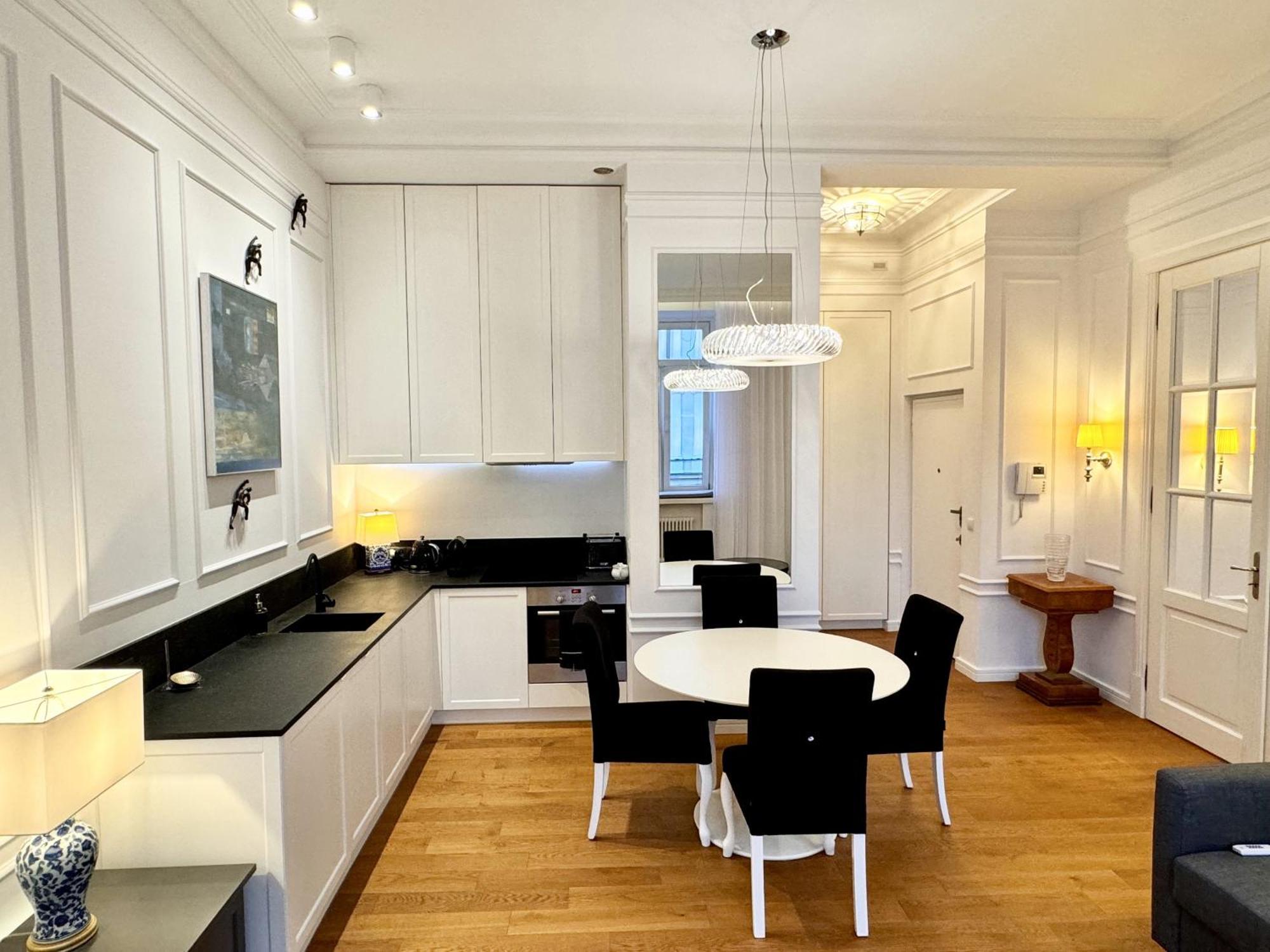 Mondrian Luxury Suites & Apartments Old Town Aparthotel *