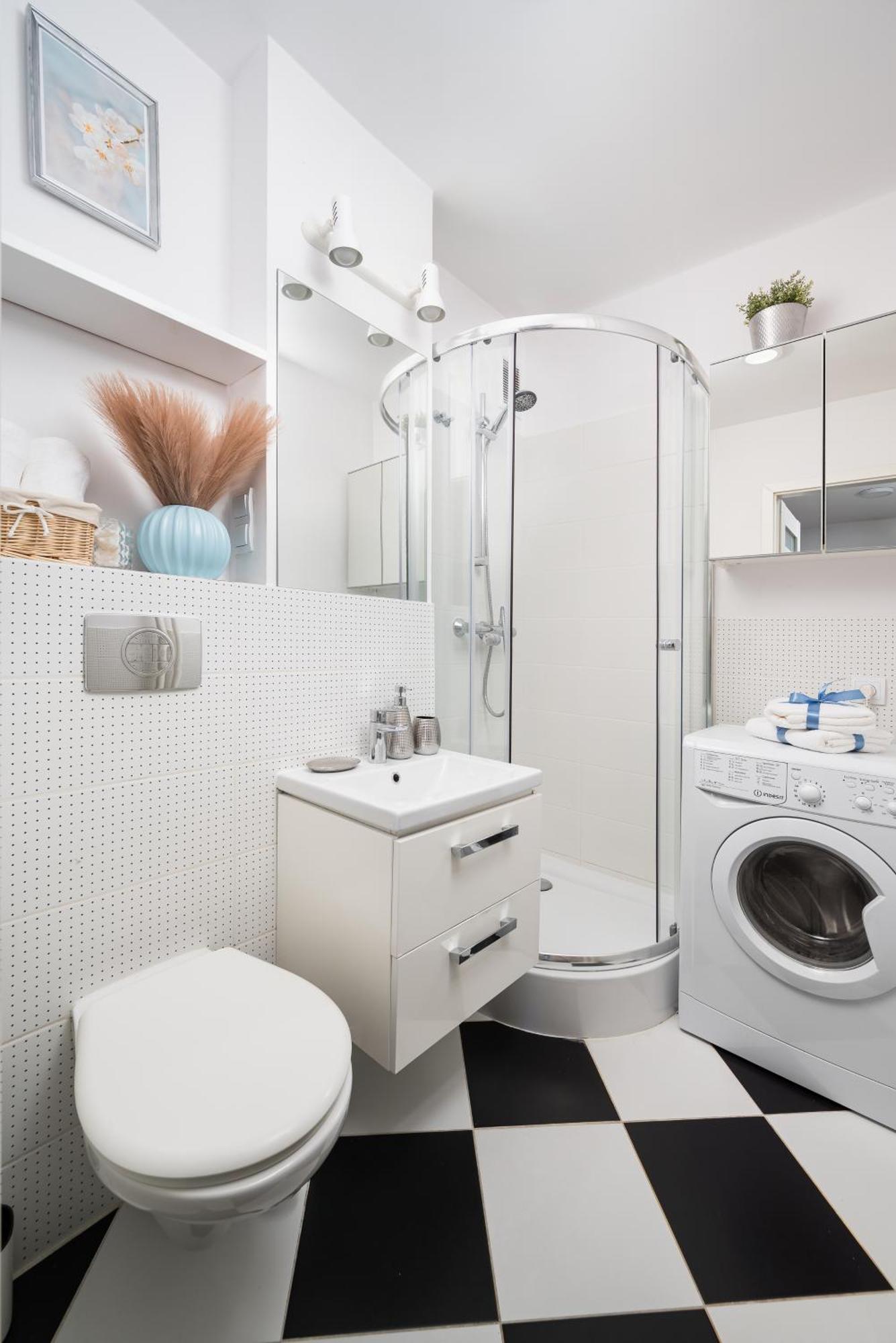 Apartment Charming Air-conditioned 950 M From Station, Bedroom & Separate Living Warsaw