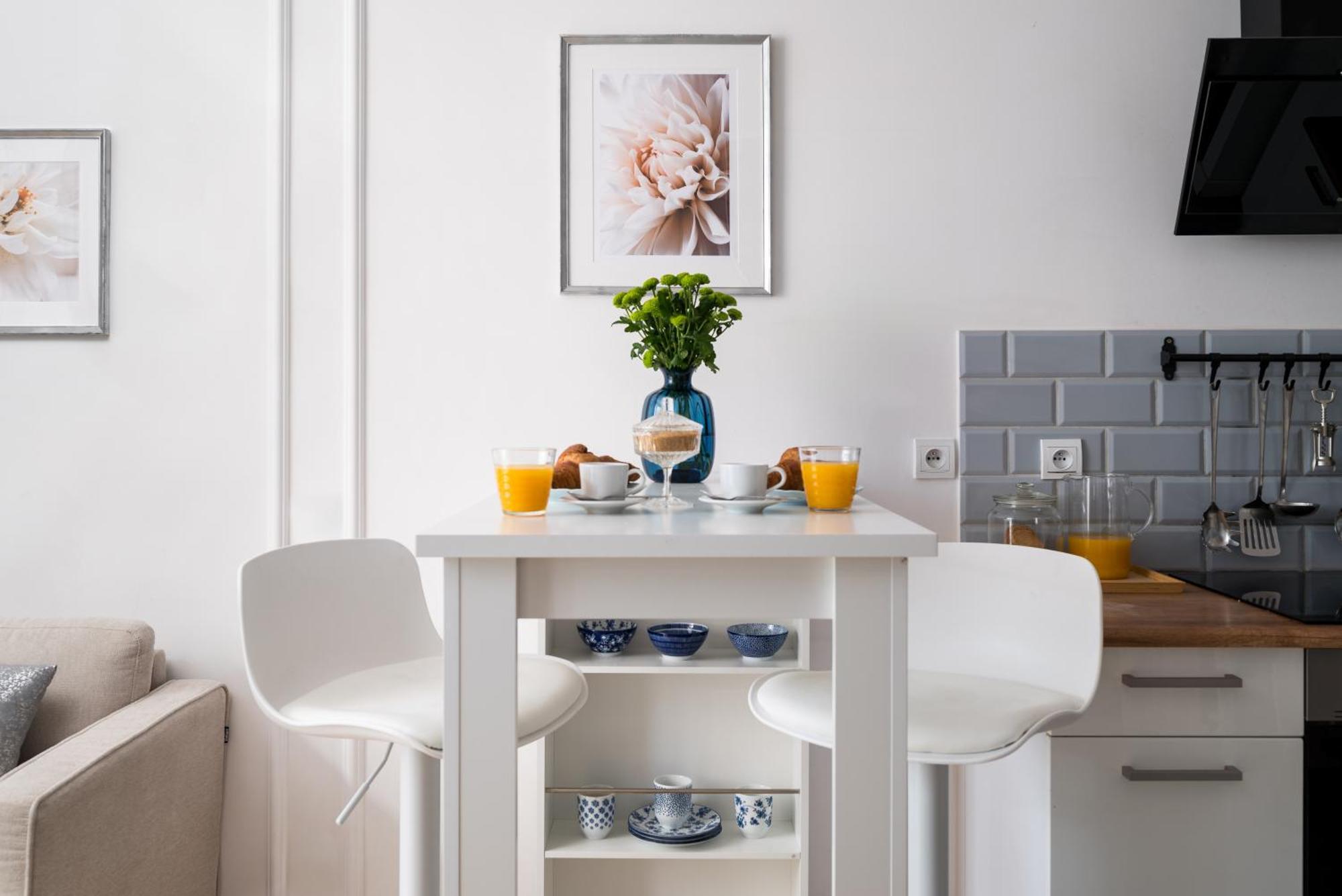 Charming Air-conditioned 950 M From Station, Bedroom & Separate Living * Warsaw