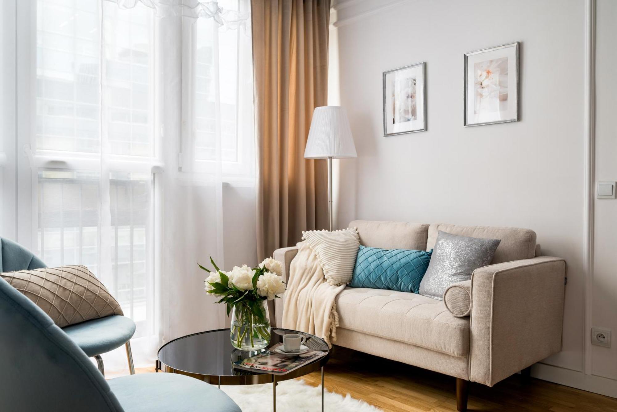 Apartment Charming Air-conditioned 950 M From Station, Bedroom & Separate Living Warsaw