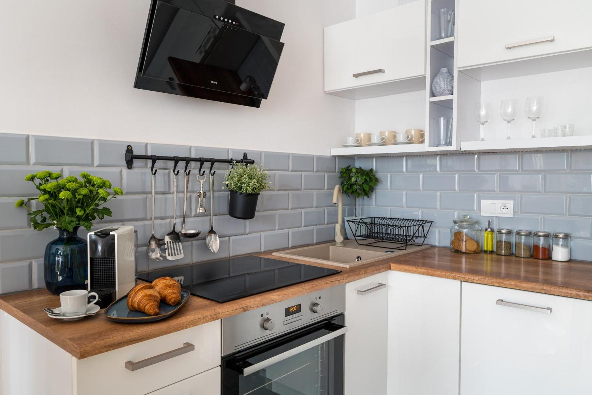 Charming Air-conditioned 950 M From Station, Bedroom & Separate Living Apartment Warsaw