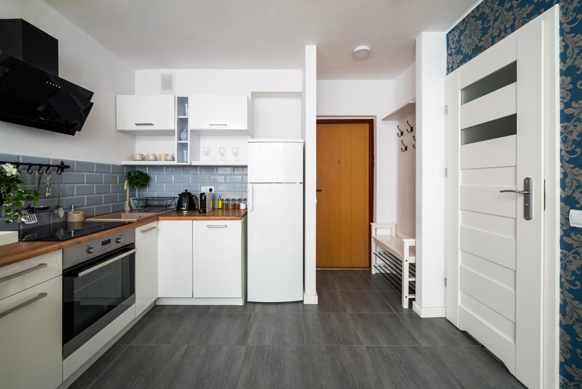 Charming Air-conditioned 950 M From Station, Bedroom & Separate Living Warsaw