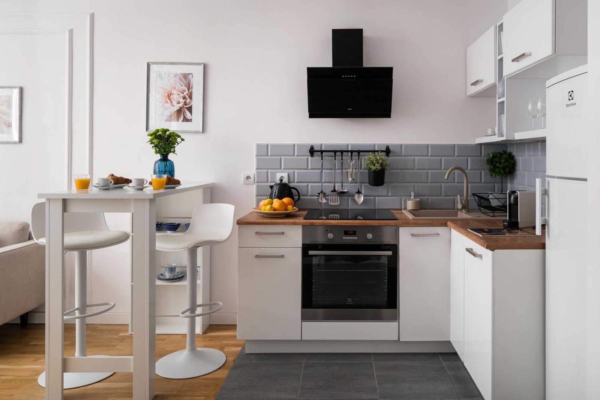 Charming Air-conditioned 950 M From Station, Bedroom & Separate Living *