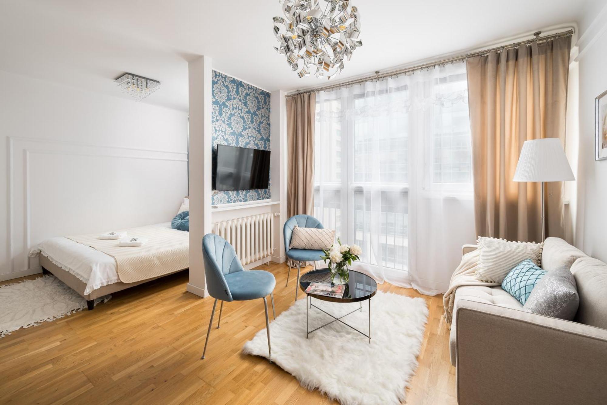 Charming Air-conditioned 950 M From Station, Bedroom & Separate Living Warsaw