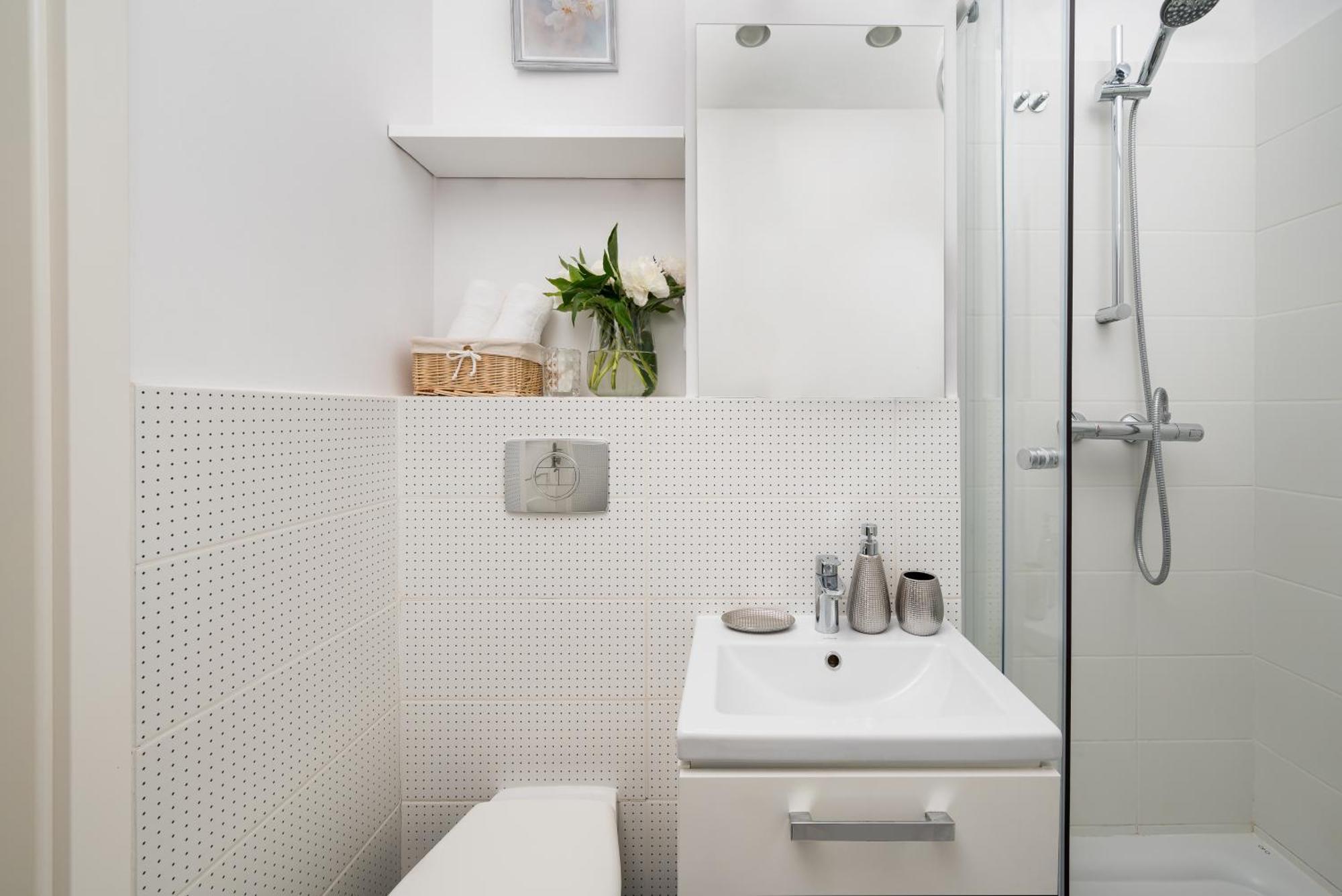 Charming Air-conditioned 950 M From Station, Bedroom & Separate Living Apartment Warsaw