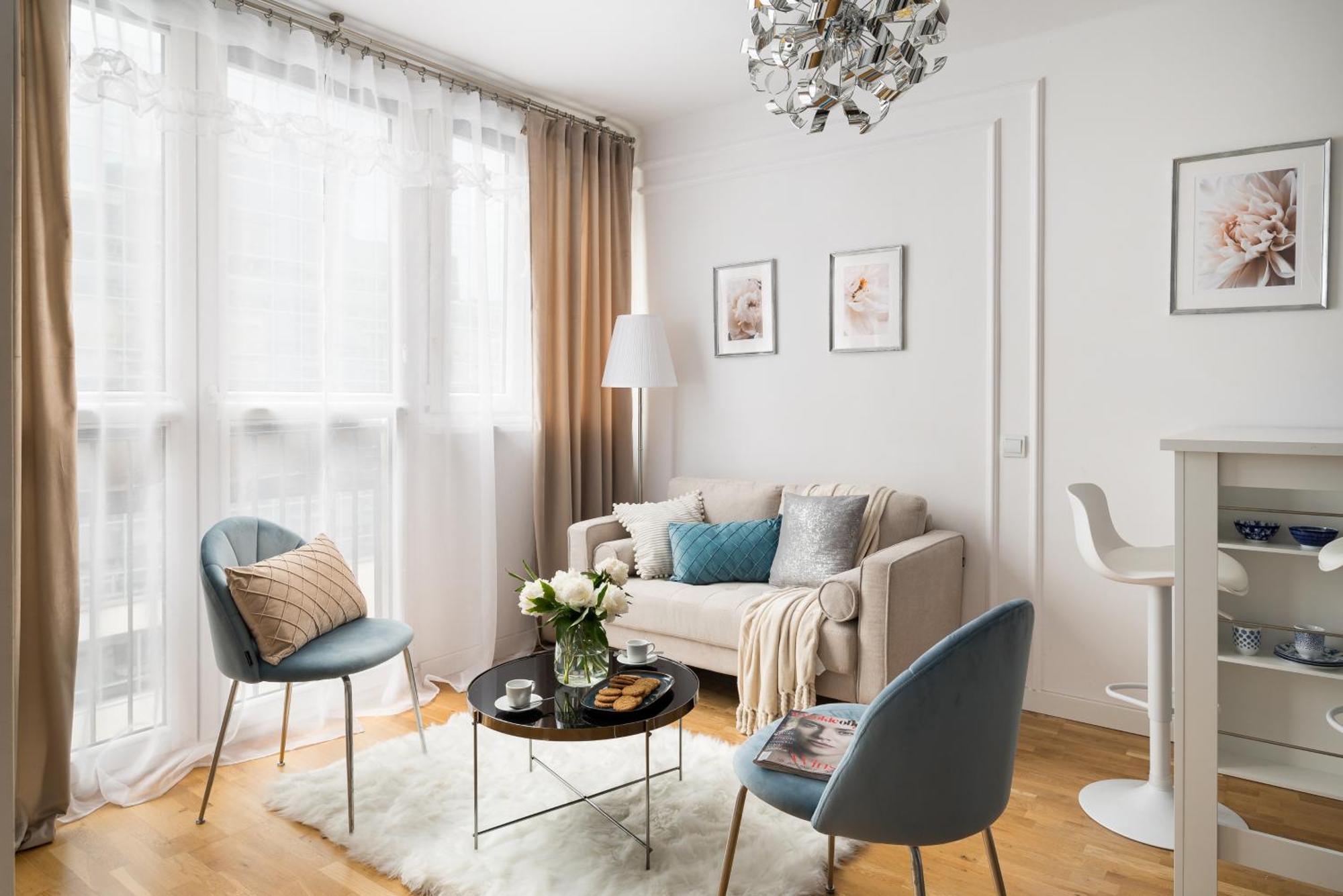 Charming Air-conditioned 950 M From Station, Bedroom & Separate Living