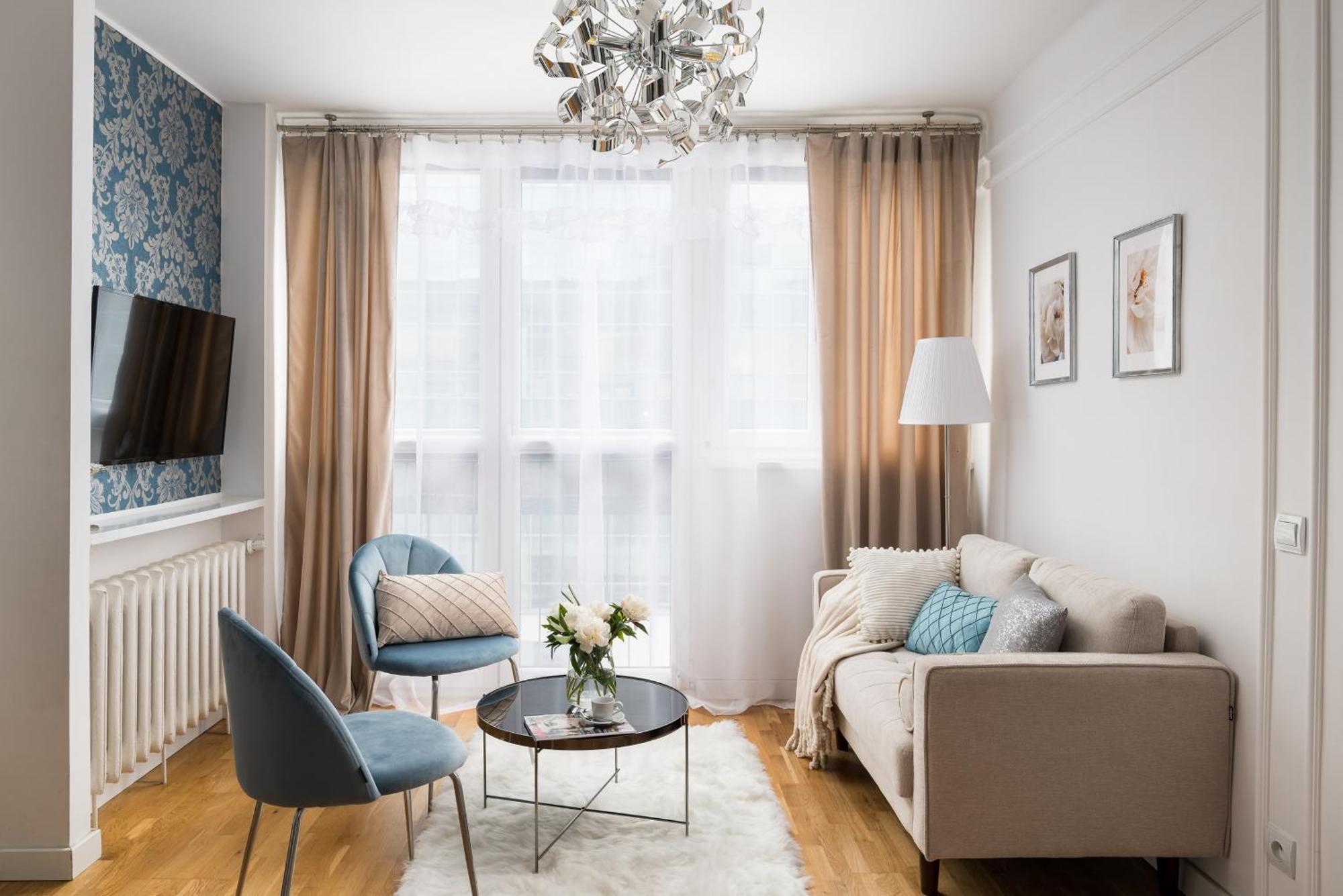 Apartment Charming Air-conditioned 950 M From Station, Bedroom & Separate Living Warsaw