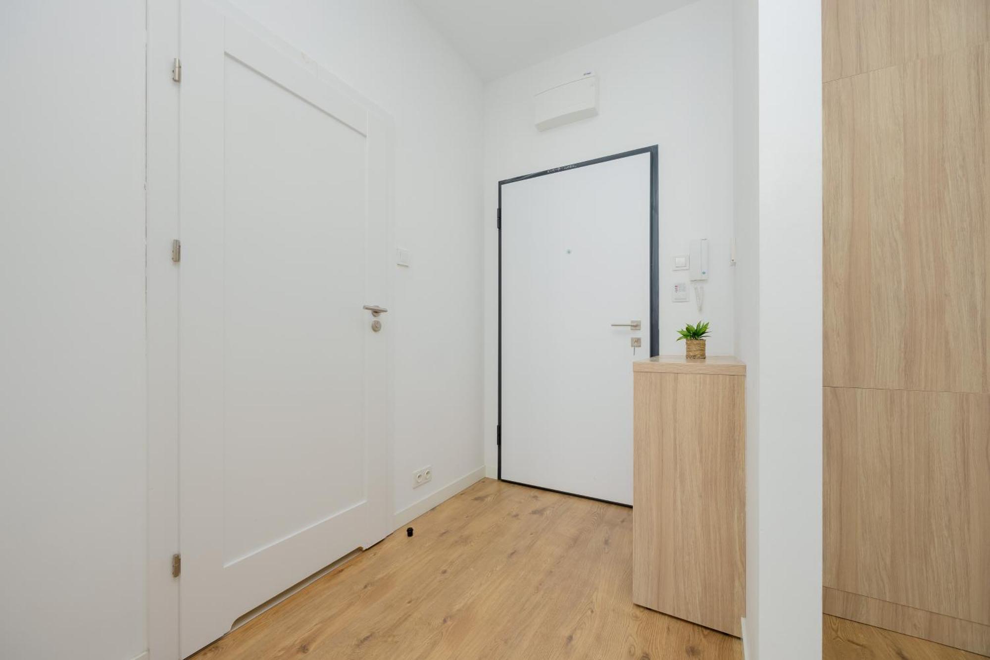 Wola Pet-friendly With Ac Slawinska By Renters Apartament