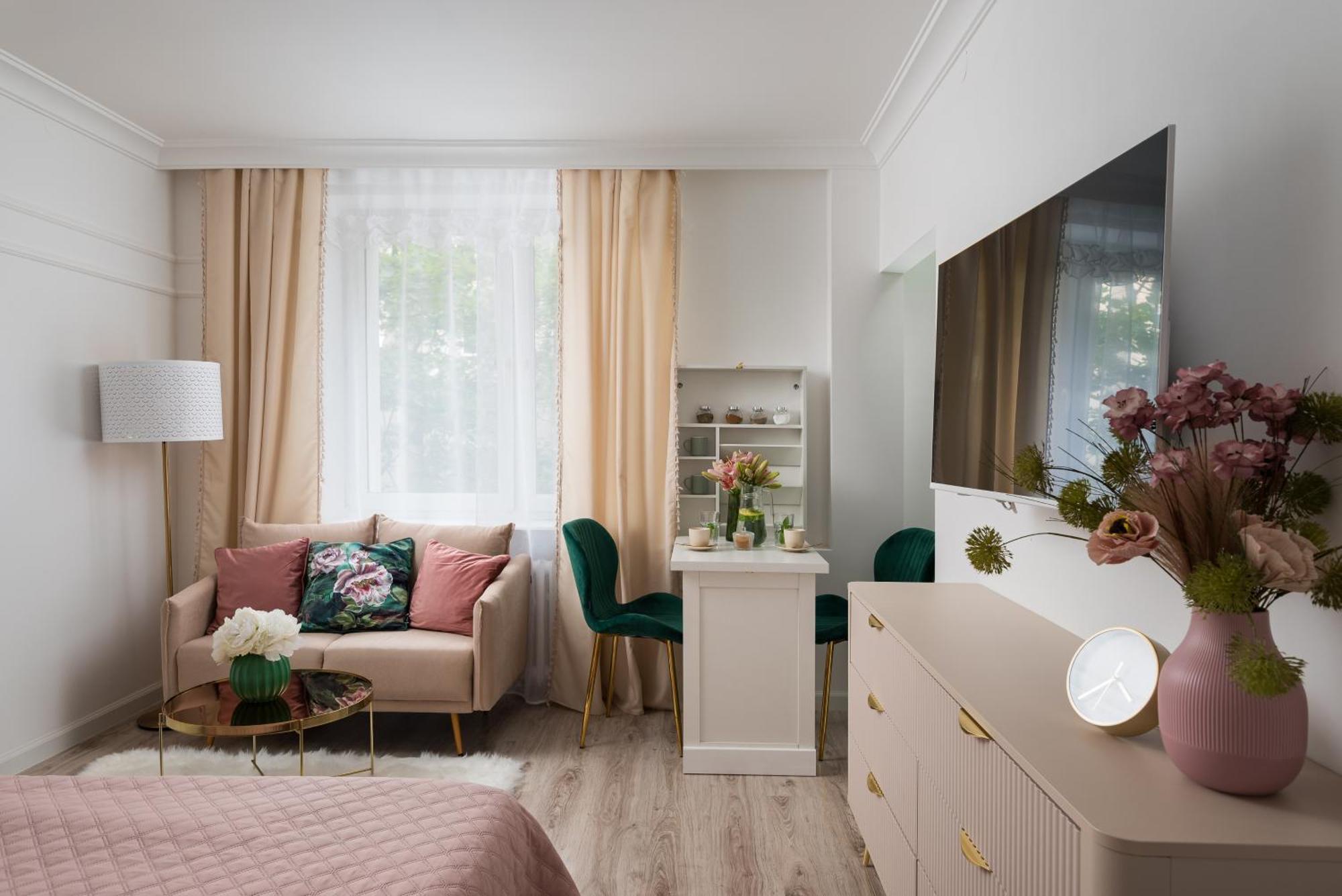 Lovely Downtown Studio At Most Lively Hoza Street, Discover Warsaw On Foot *