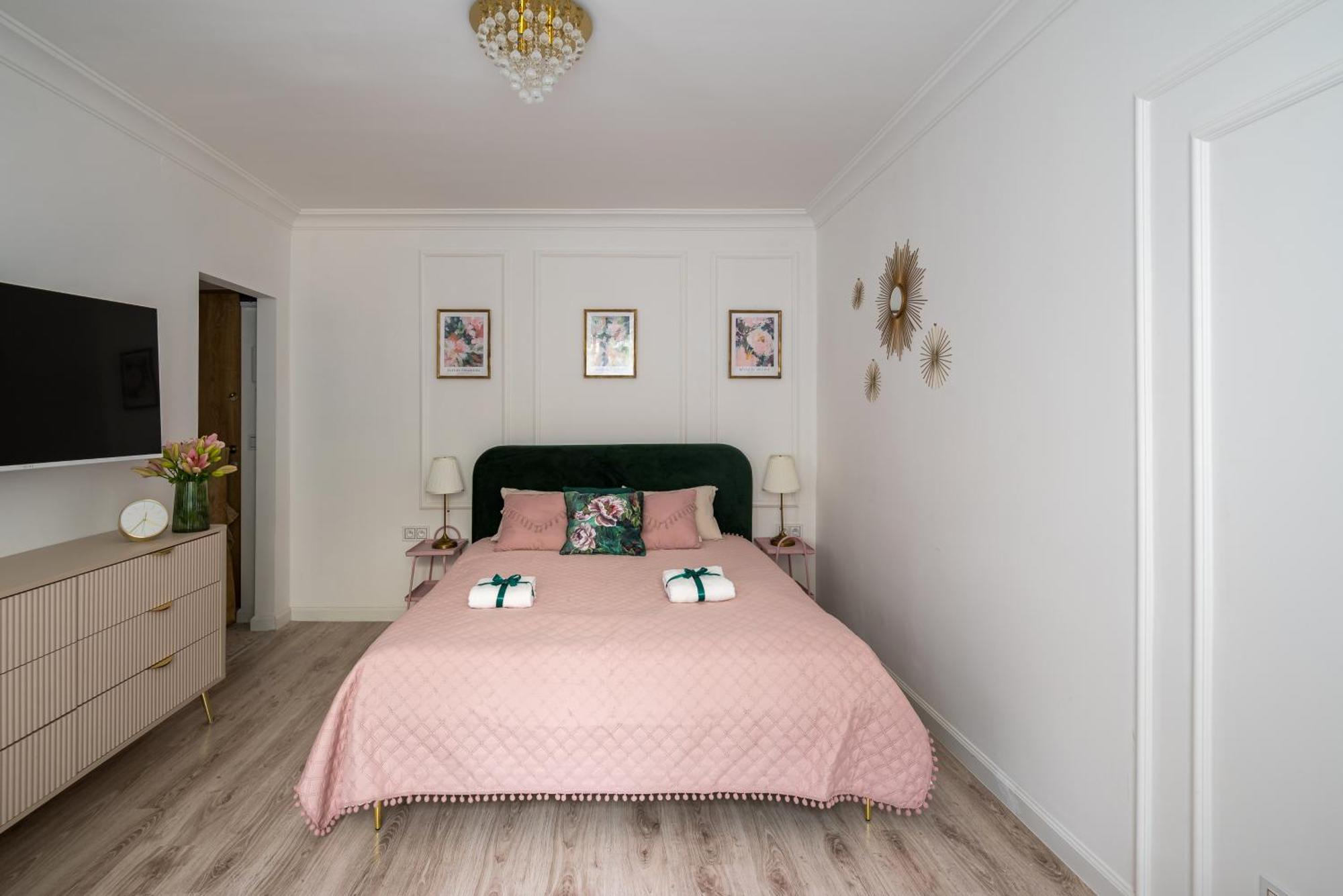 Lovely Downtown Studio At Most Lively Hoza Street, Discover Warsaw On Foot Apartment Warsaw