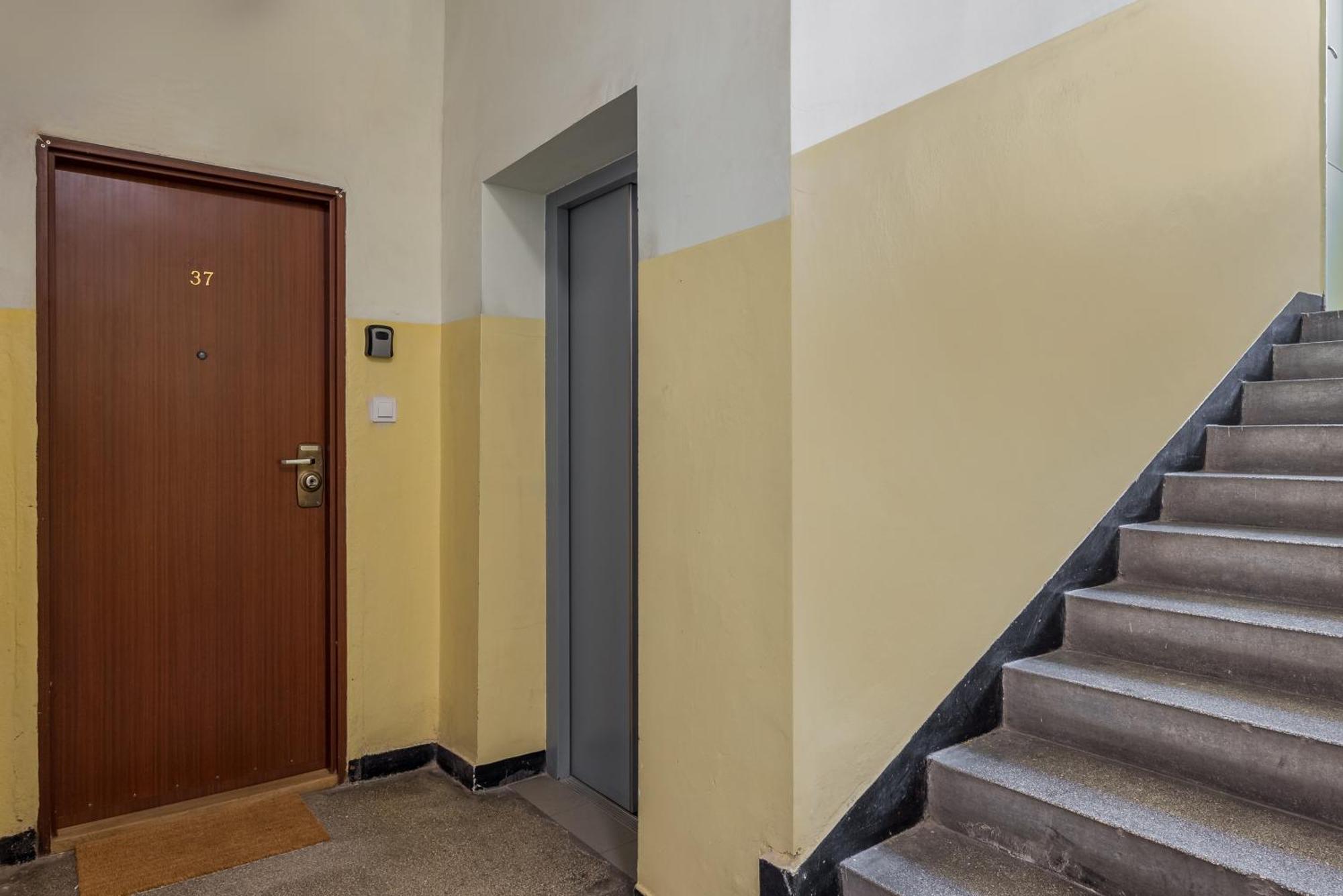 Hala Mirowska Spacious