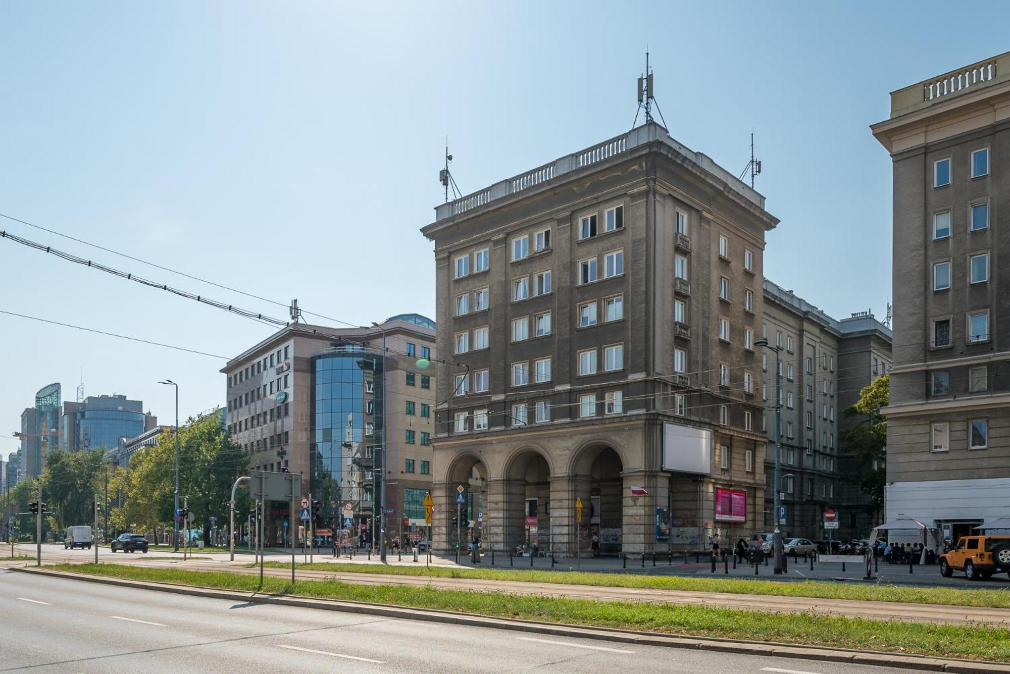 Hala Mirowska Spacious *