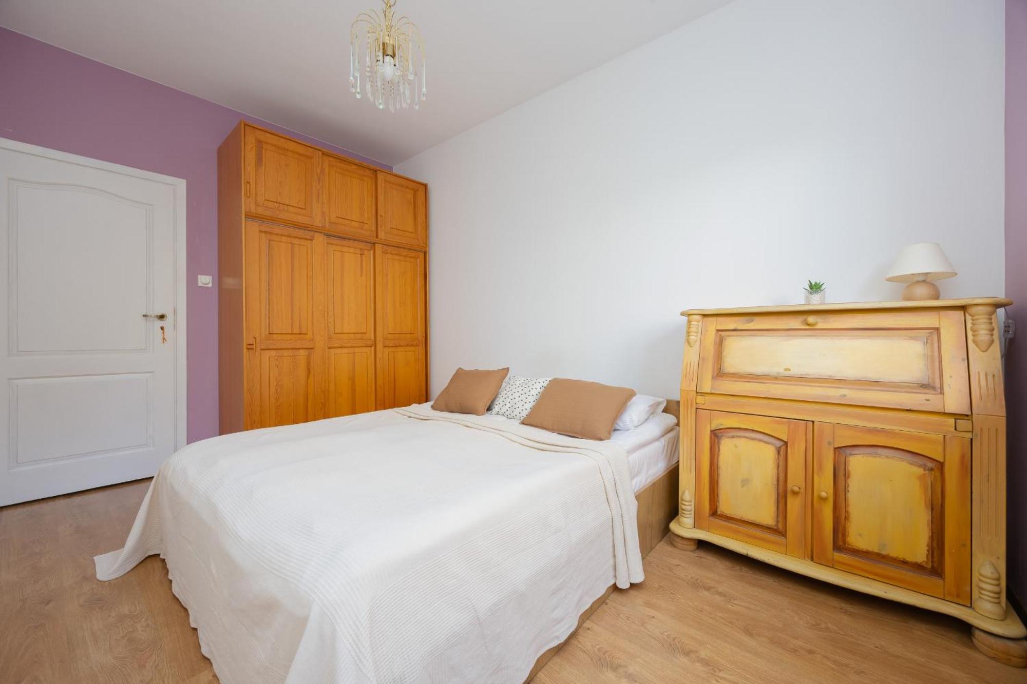 Spacious With Parking By Renters Apartment