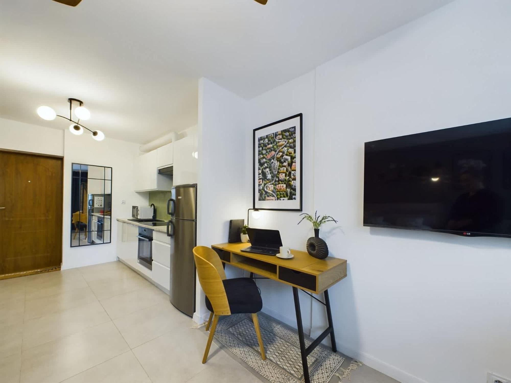 Apartamento Atmospheric For 3 People In With Desk For Remote Work By Renters *