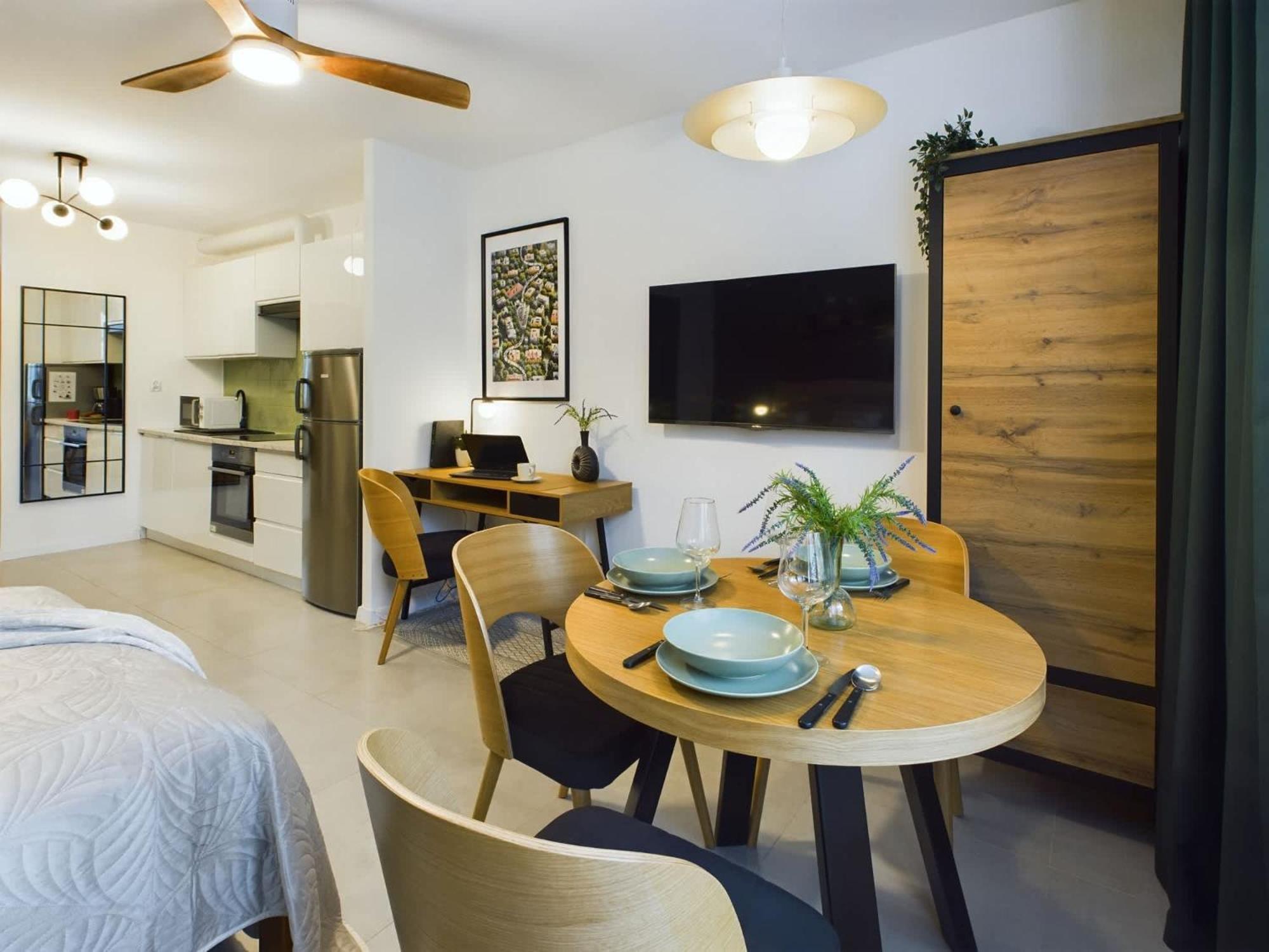 Atmospheric For 3 People In With Desk For Remote Work By Renters Apartamento Varsóvia