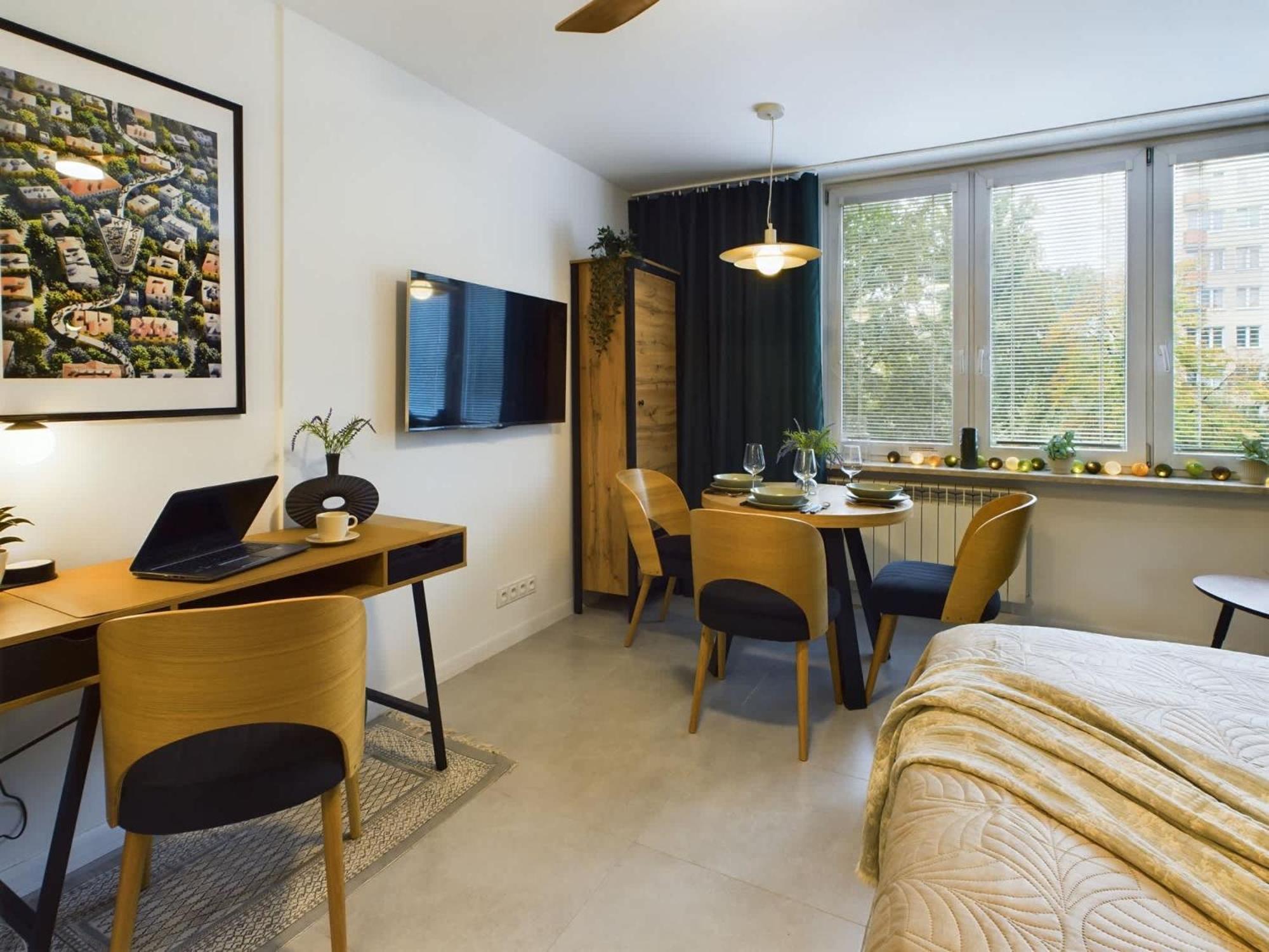 Atmospheric For 3 People In With Desk For Remote Work By Renters Apartamento *