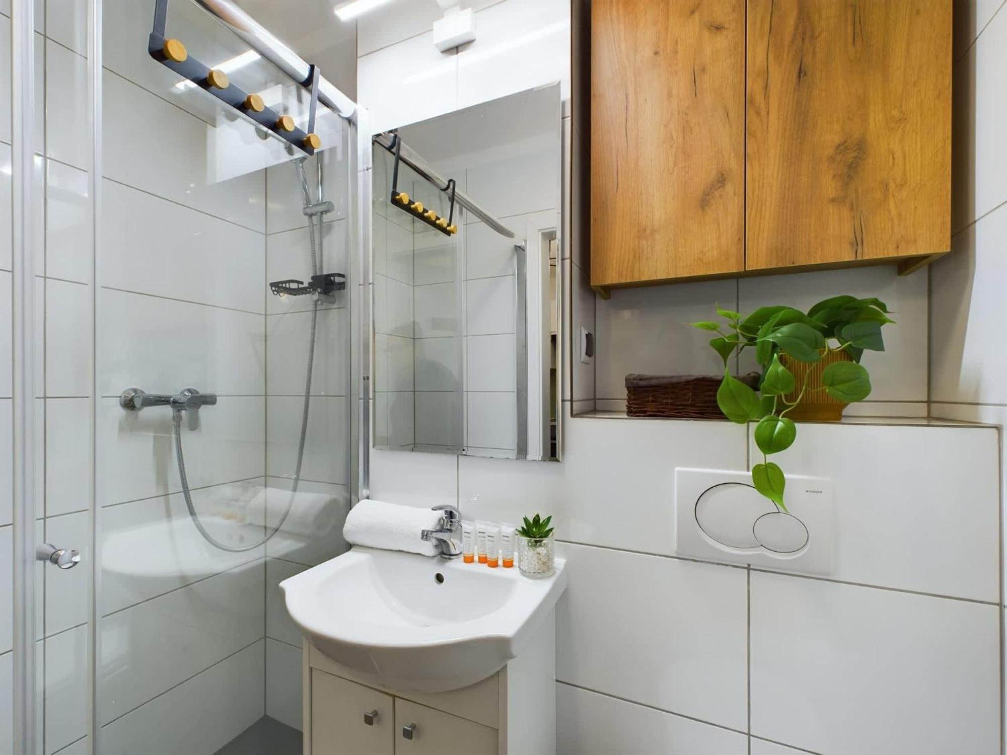 Atmospheric For 3 People In With Desk For Remote Work By Renters Apartamento