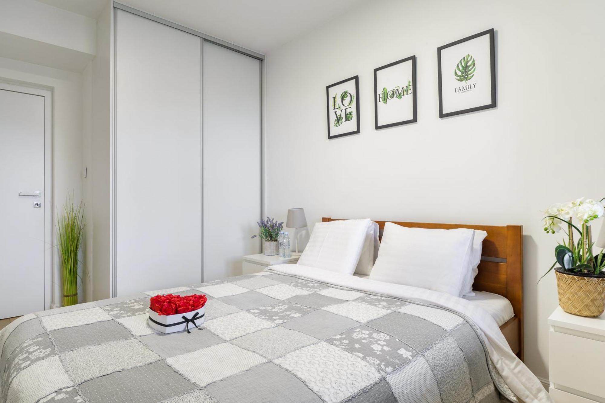 Lumina 3 Bedroom Park Szczesliwicki Apartment