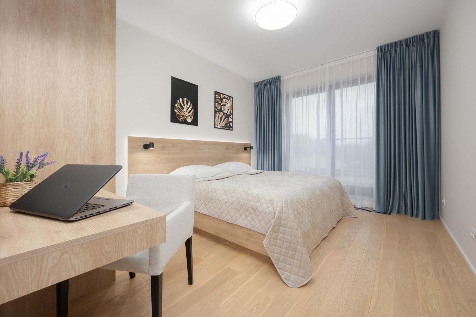 Air Conditioned With Parking And Desk For Remote Work In By Renters * Warsaw
