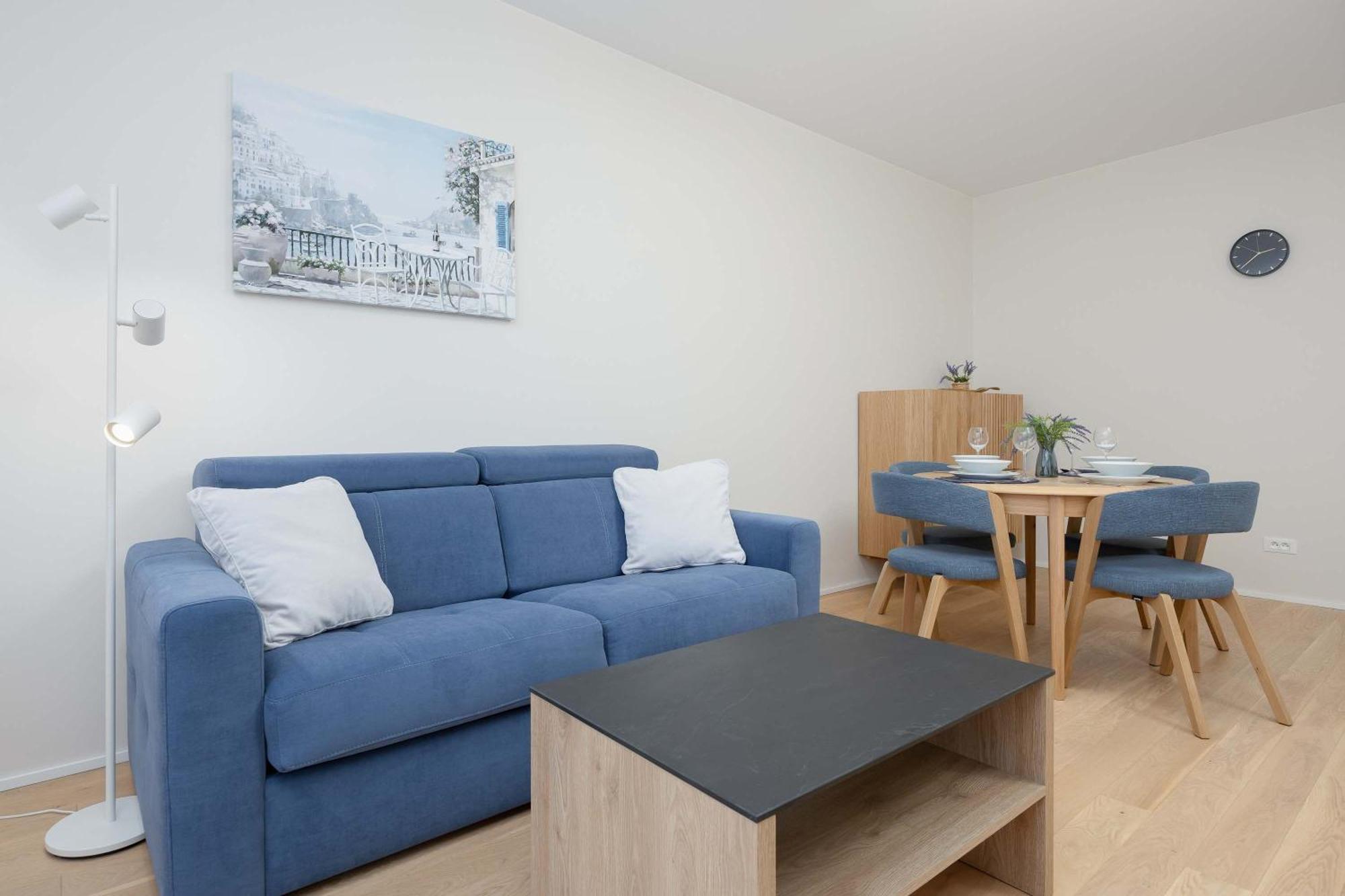 Air Conditioned With Parking And Desk For Remote Work In By Renters Apartment *