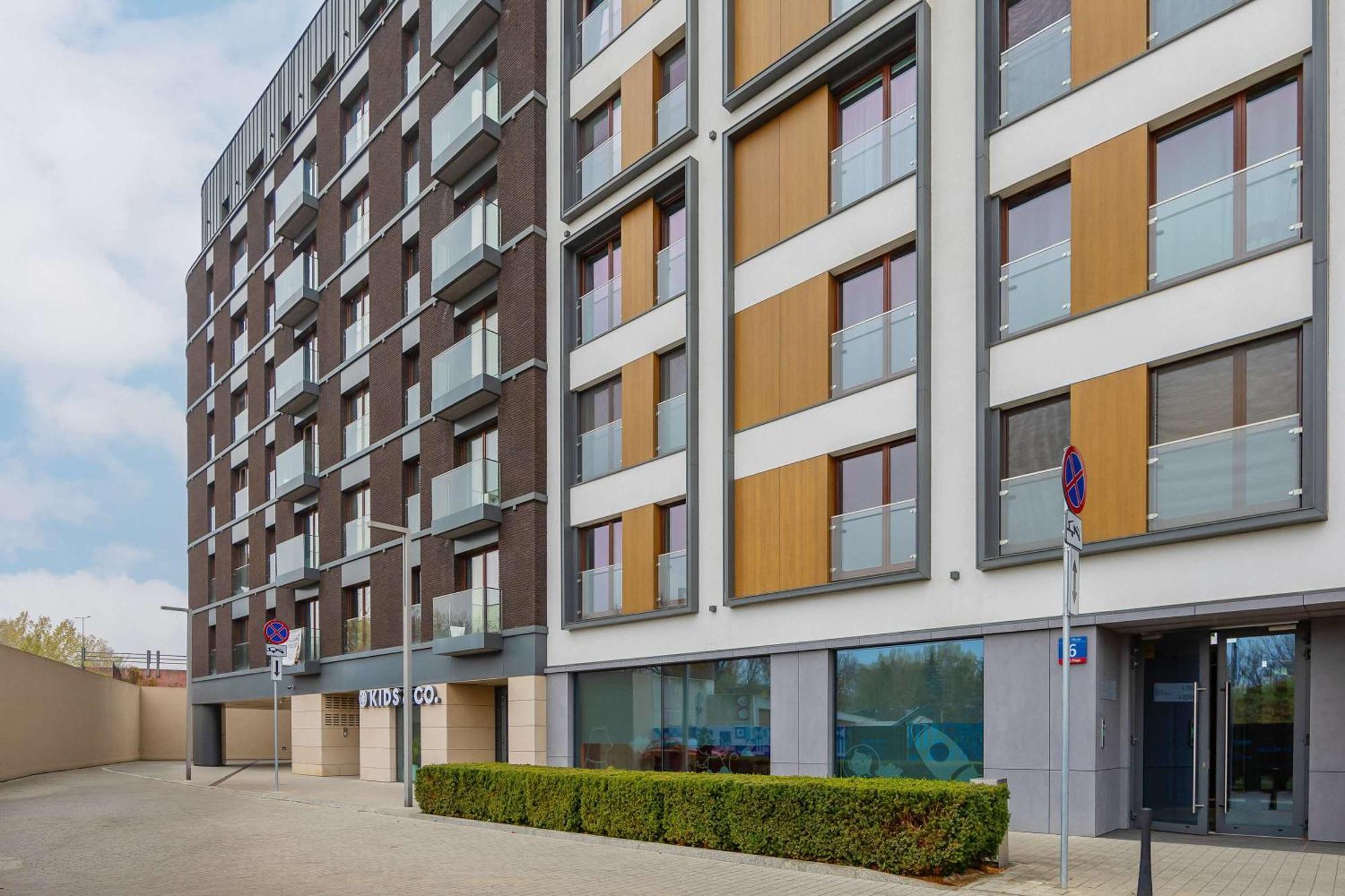 Apartment Air Conditioned With Parking And Desk For Remote Work In By Renters