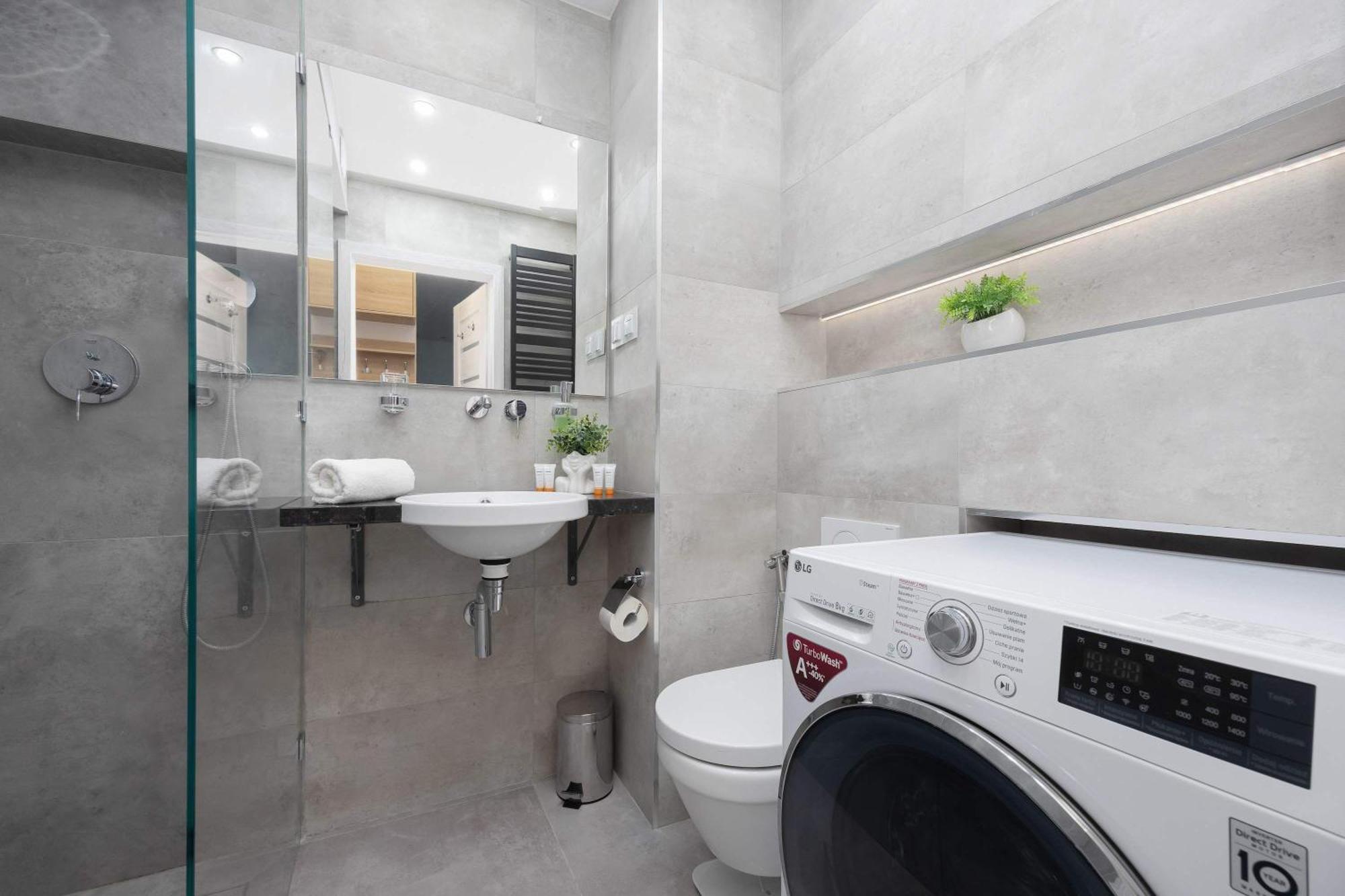 Bright With Parking And Remote Work In Wola By Renters Apartment *