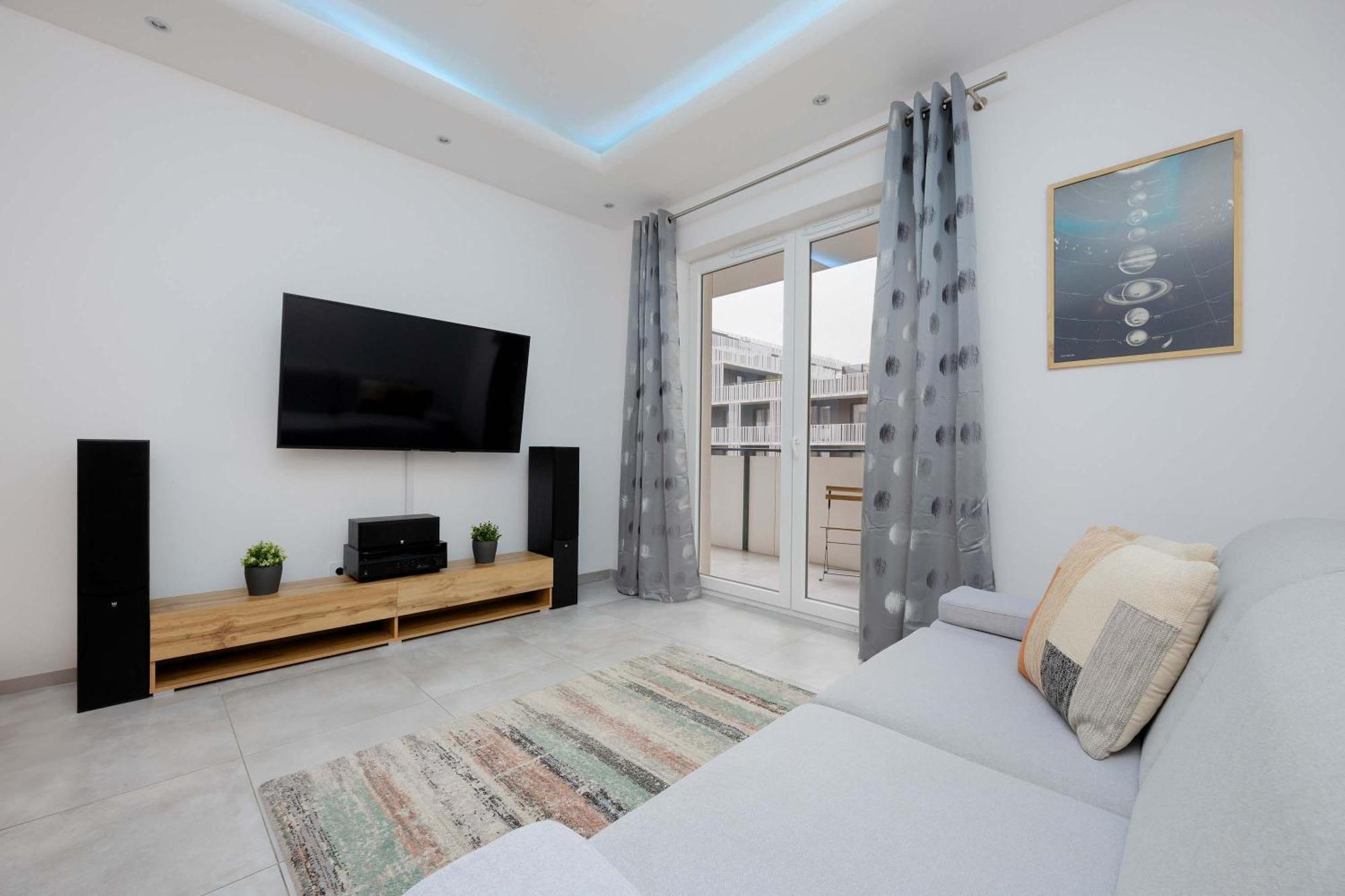 Bright With Parking And Remote Work In Wola By Renters Apartment