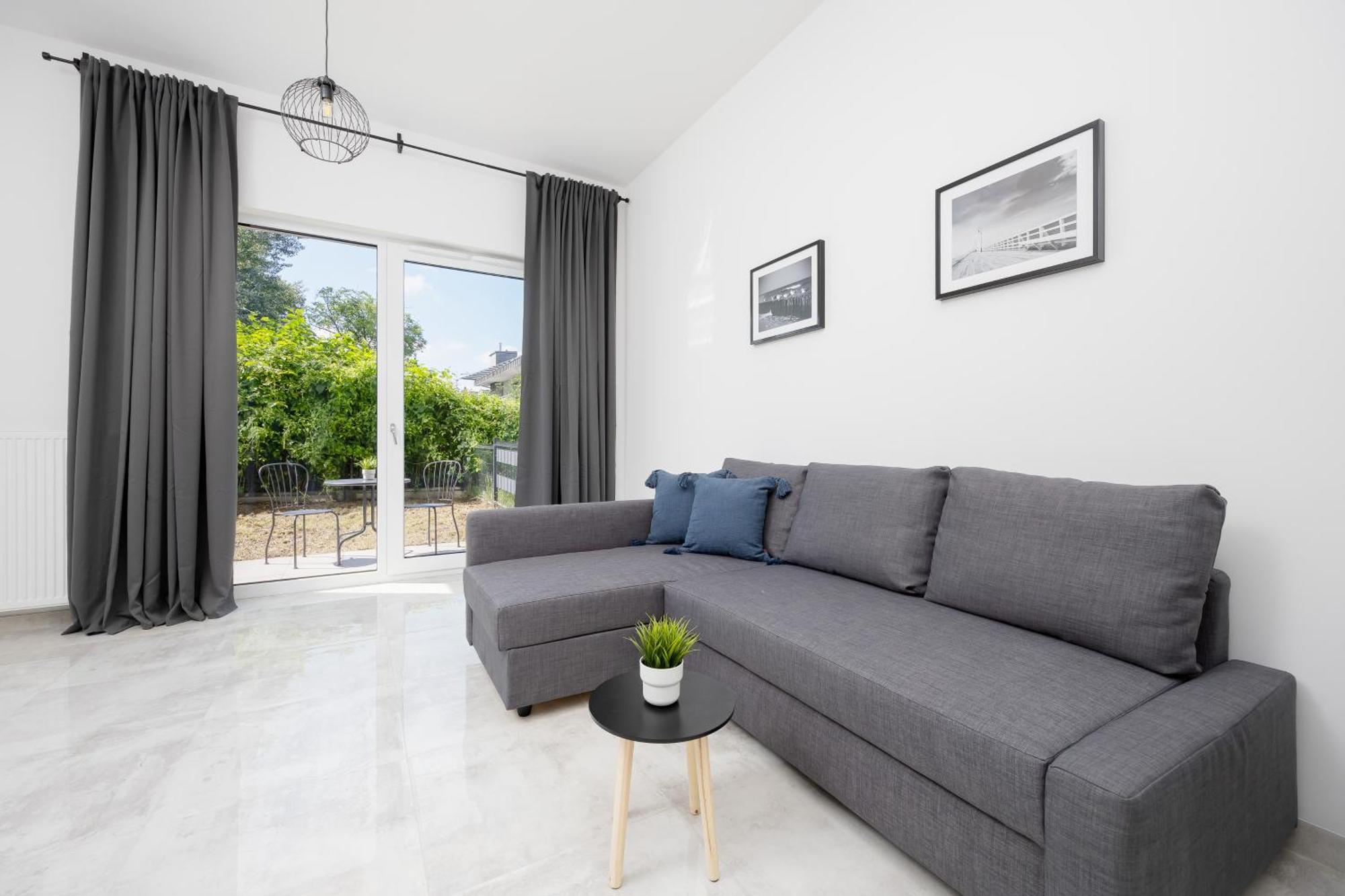 Wyjatkowy Z Uroczym Ogrodkiem Oraz Parkingiem By Renters Apartment Warsaw