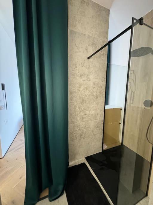 Modern Flat , Quiet Area Ideal For Family Apartment *