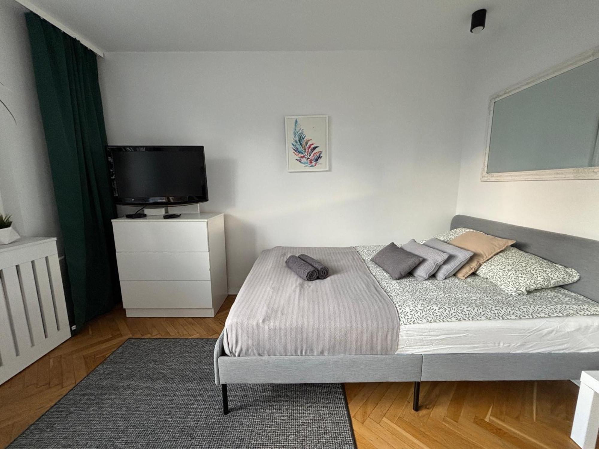 Superapart Zelazna 83-85 *