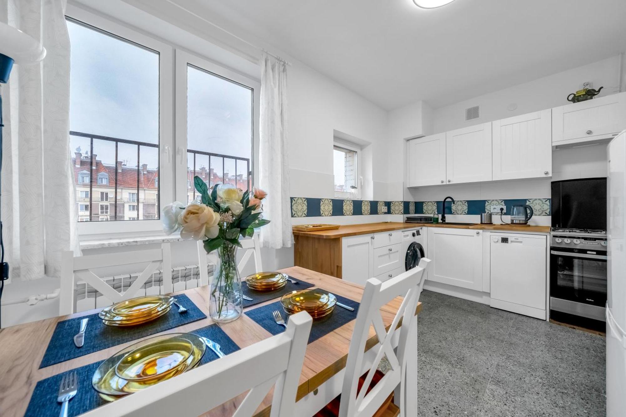 Downtown - Location, Metro Nearby - By Rentujemy Apartment *